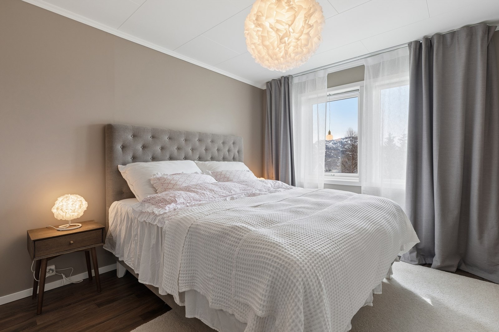 Boligen inneholder tre soverom. Dette rommet har god plass til dobbeltseng og nattbord. Galleribilde