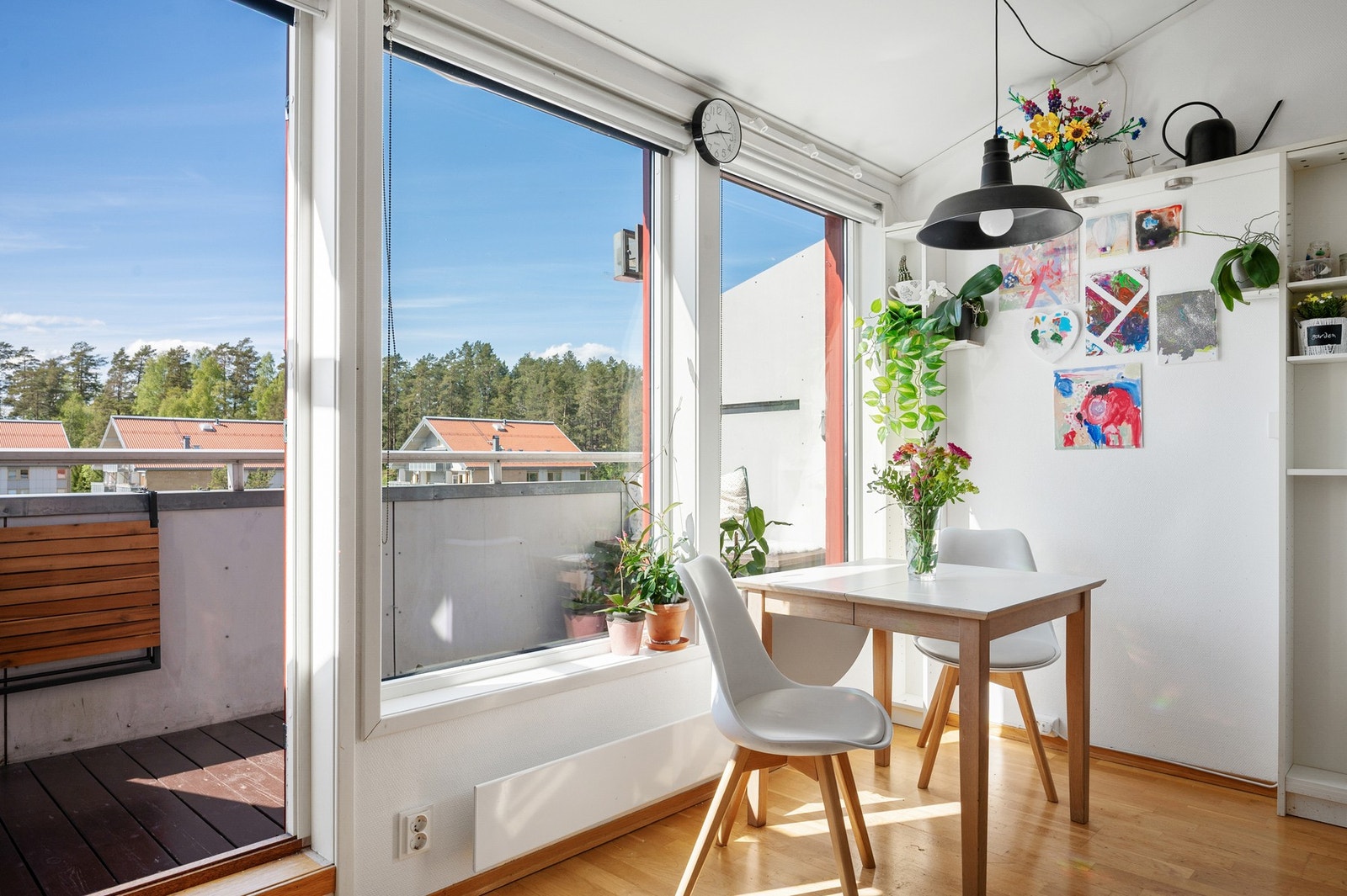 Fra stuen er det utgang til en herlig, vestvendt balkong på ca. 4 kvm. Galleribilde