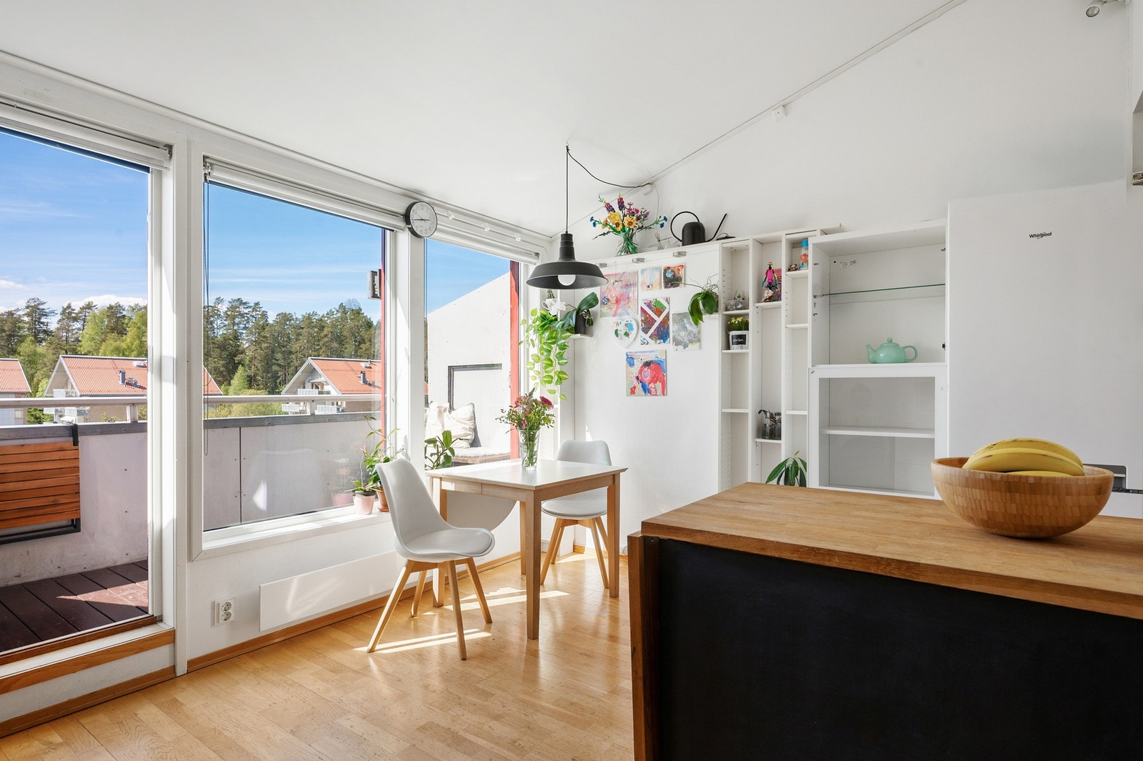Store vindusflater slipper inn rikelig med naturlig lys. Galleribilde