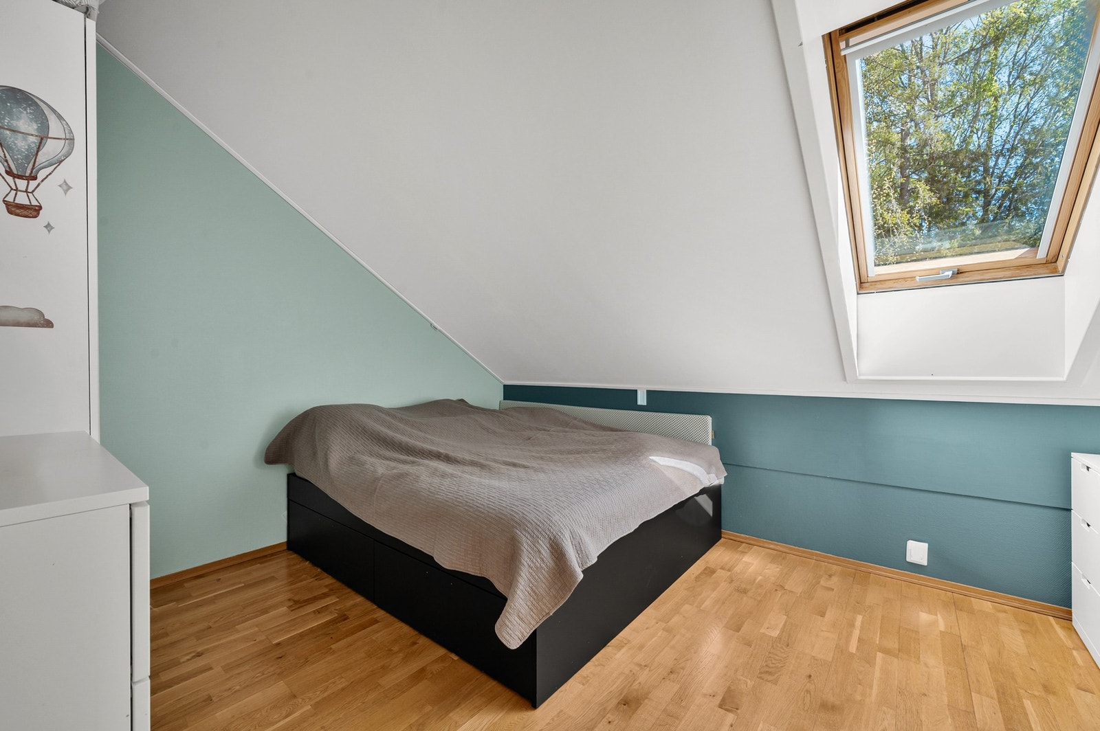Leiligheten har et romslig soverom. Galleribilde