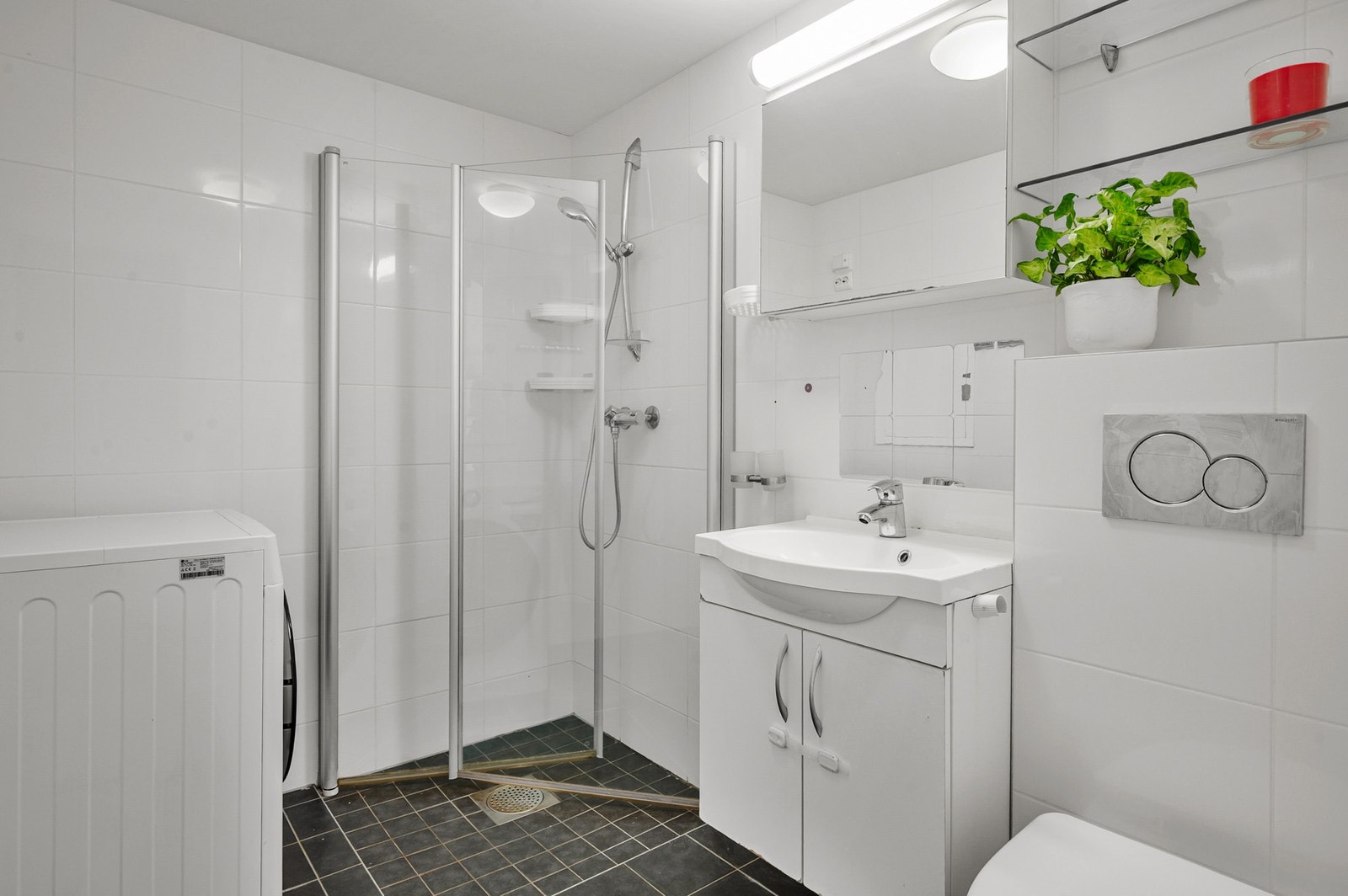 Badet ligger praktisk plassert i tilknytning til entréen og er utstyrt med flislagte vegger- og gulv. Galleribilde