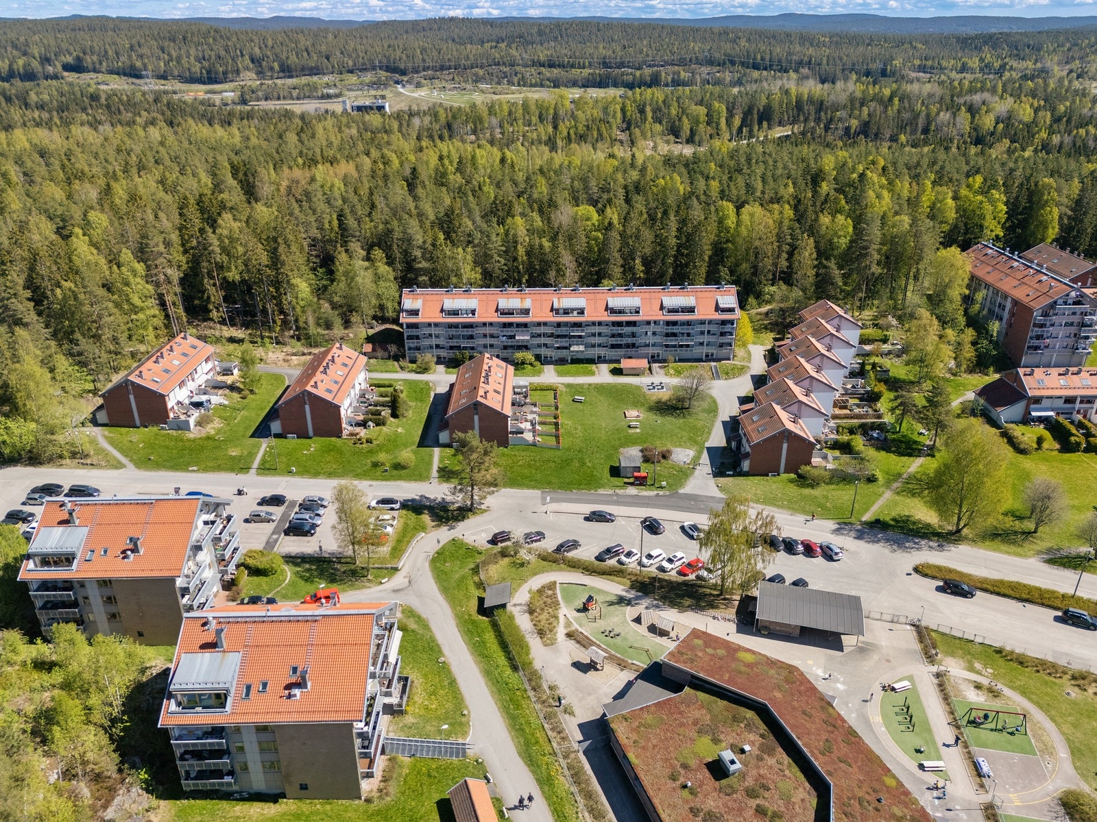 Området byr på et godt utvalg av servicetilbud som skoler, barnehager, butikker og offentlig kommunikasjon. Galleribilde