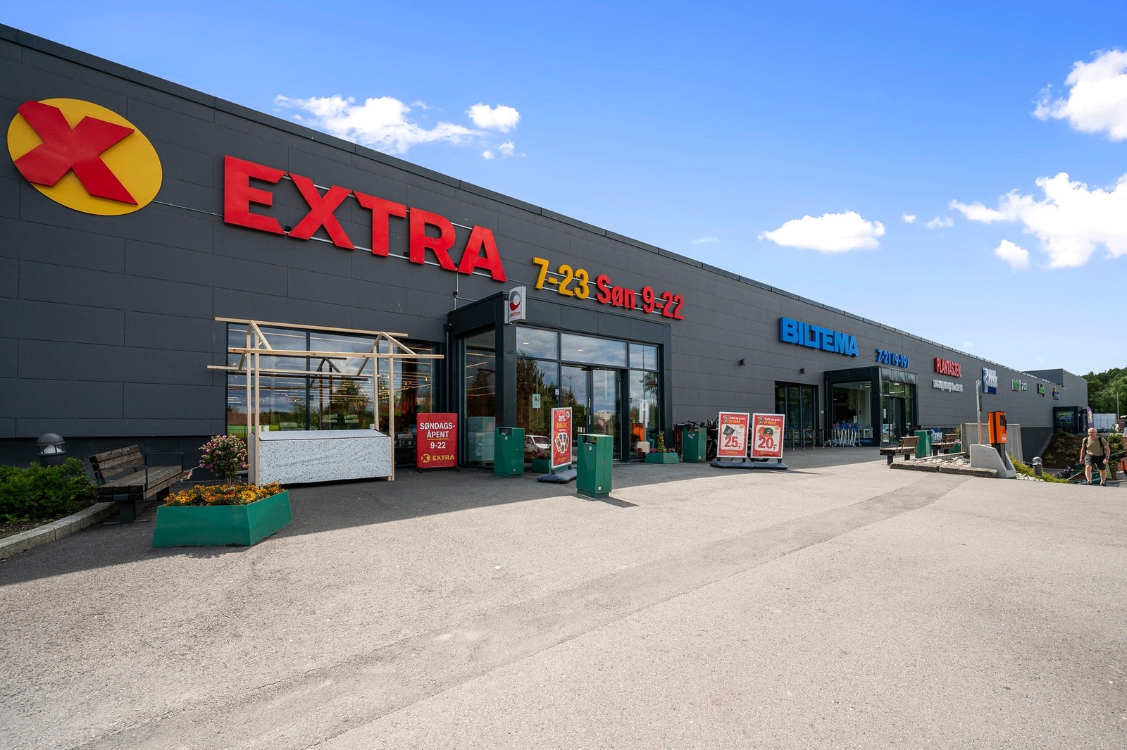 Sofiemyr handelspark med Coop Extra, Kiwi, Biltema, Plantasjen, Jysk, Buddy, Maritim, Thansen og Maxbo. Galleribilde