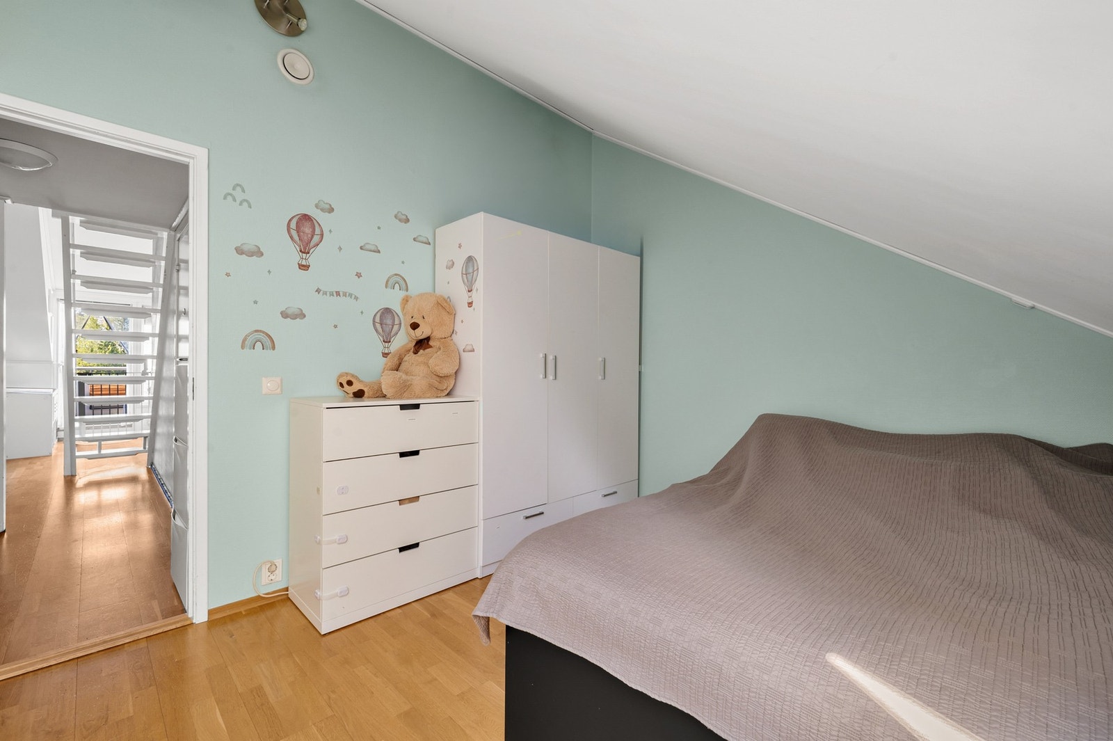 Soverommet er malt i behagelige fargetoner og har god plass til seng og nattbord. Galleribilde