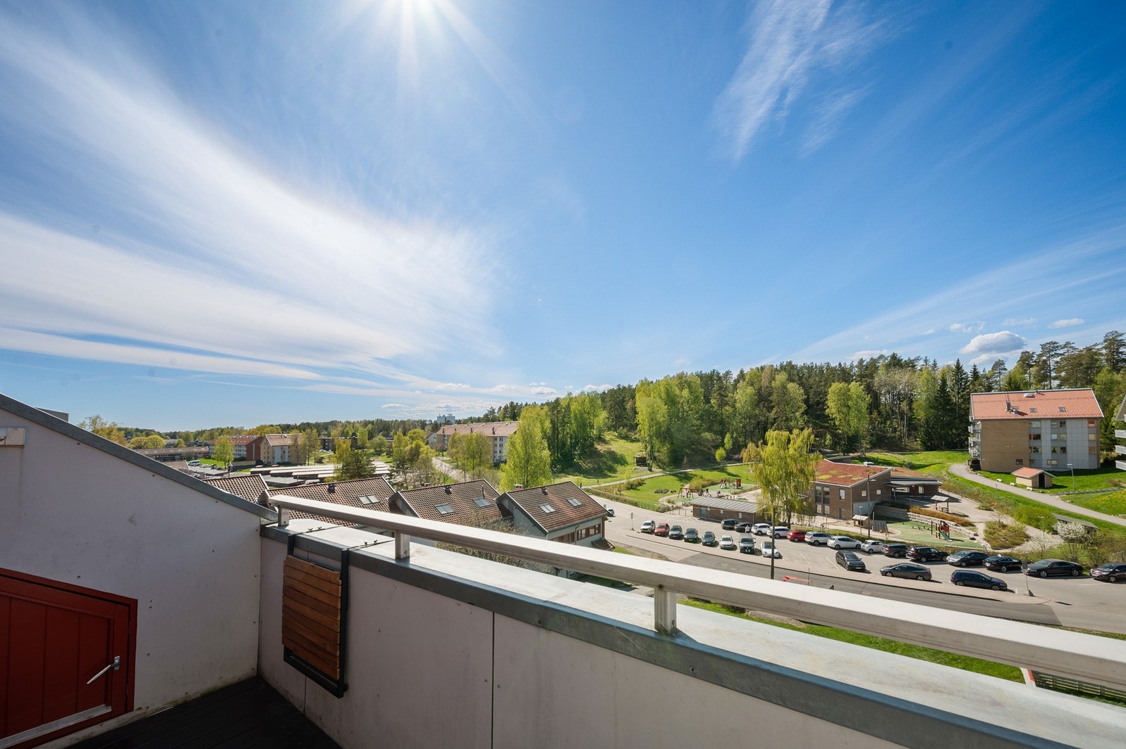 Dette er en lys og trivelig 2-roms andelsleilighet med hems, høyt plassert i loftetasjen. Galleribilde