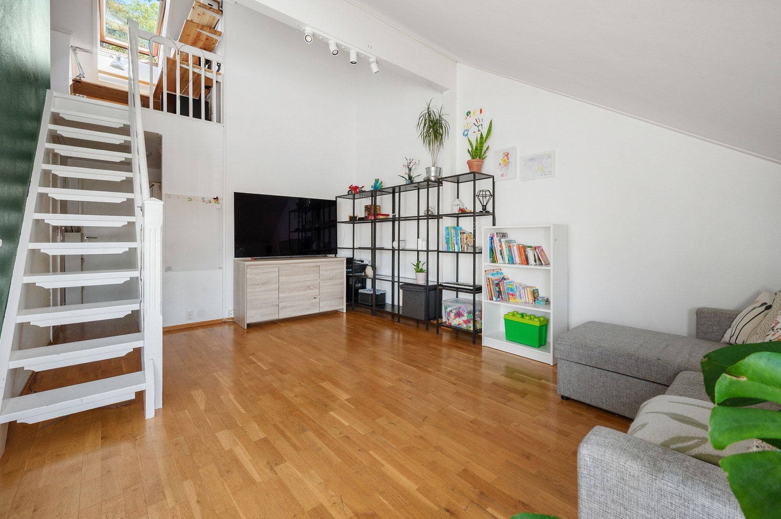 Det er god plass til sofagruppe, TV-anlegg og spisegruppe. Galleribilde