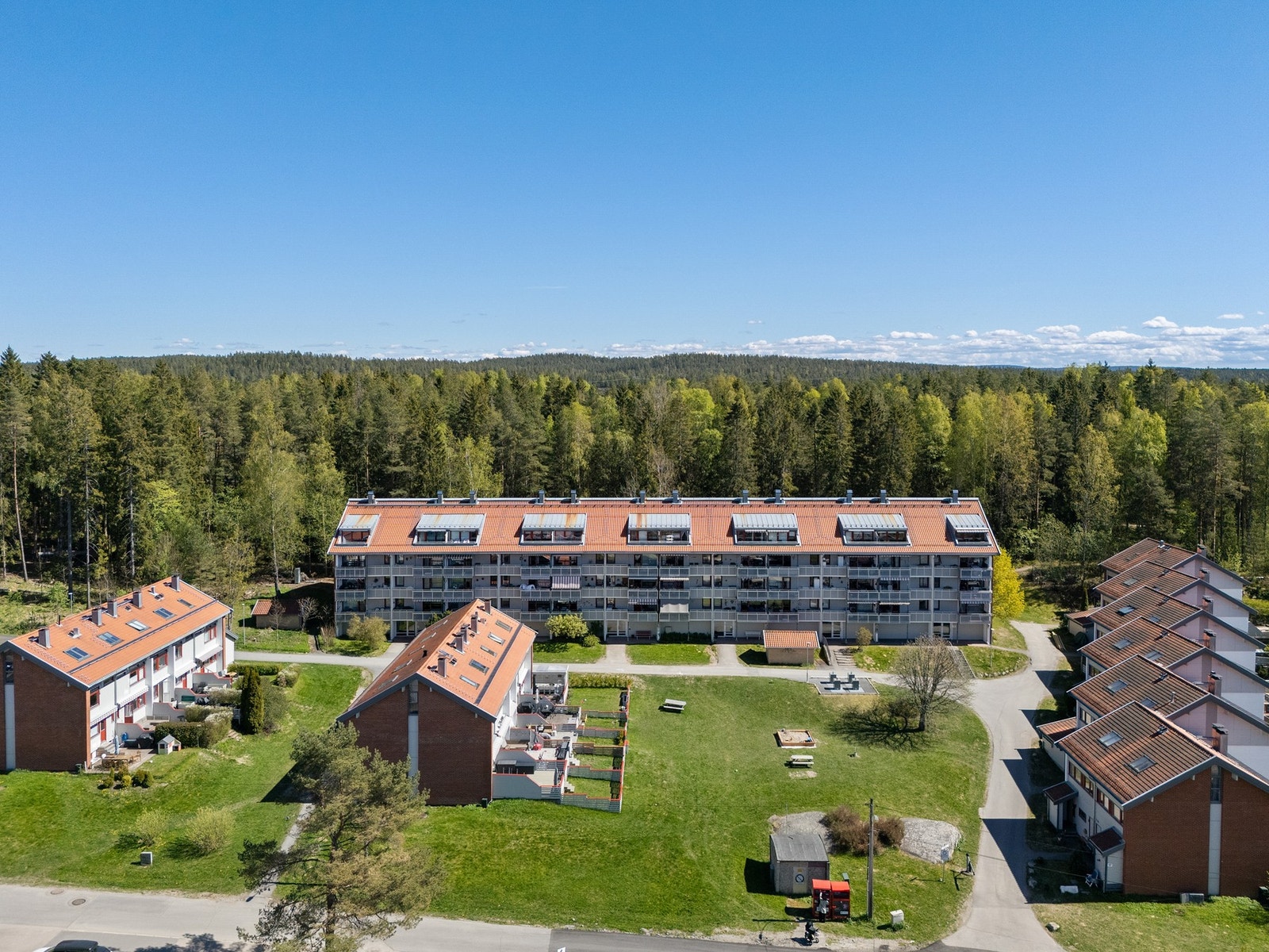 Leiligheten har utgang til en vestvendt balkong på ca. 4 kvm med gode solforhold og flott utsyn over nærområdet. Galleribilde