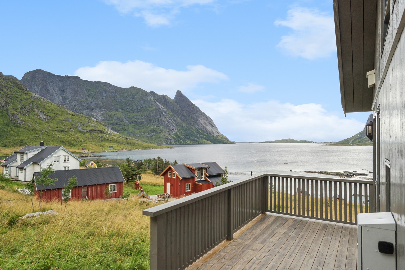 Fra uteplassen har man utsikt over det lille fiskeværet og sjøen. Galleribilde