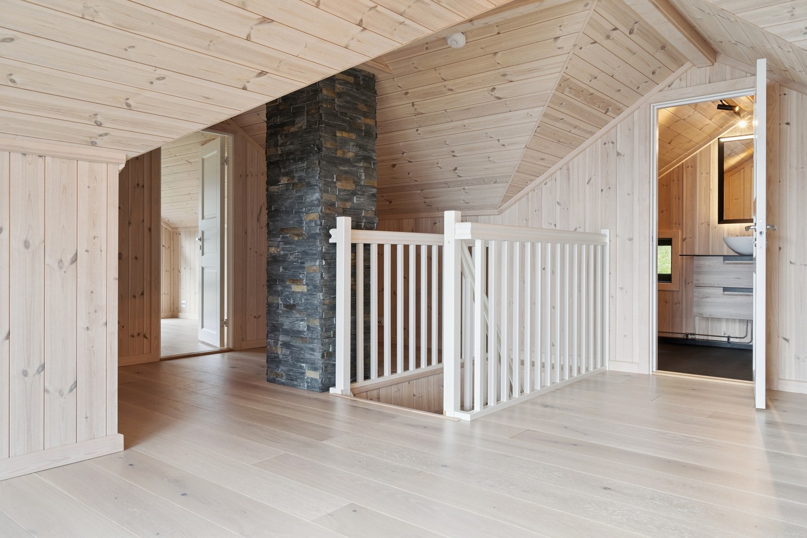 En malt tretrapp leder opp til loftsetasjen, som inneholder to soverom (ikke søkt om bruksendring), toalettrom og loftstue. Galleribilde