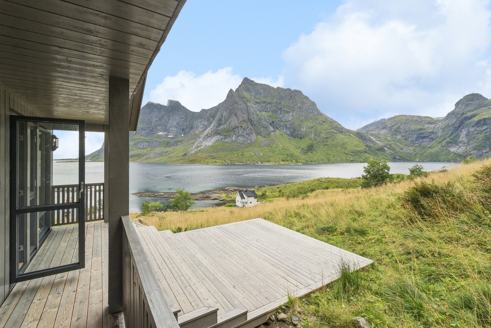 Fra hytten er det spektakulær utsikt i alle retninger som forandrer seg som et levende maleri gjennom årstidene. Galleribilde
