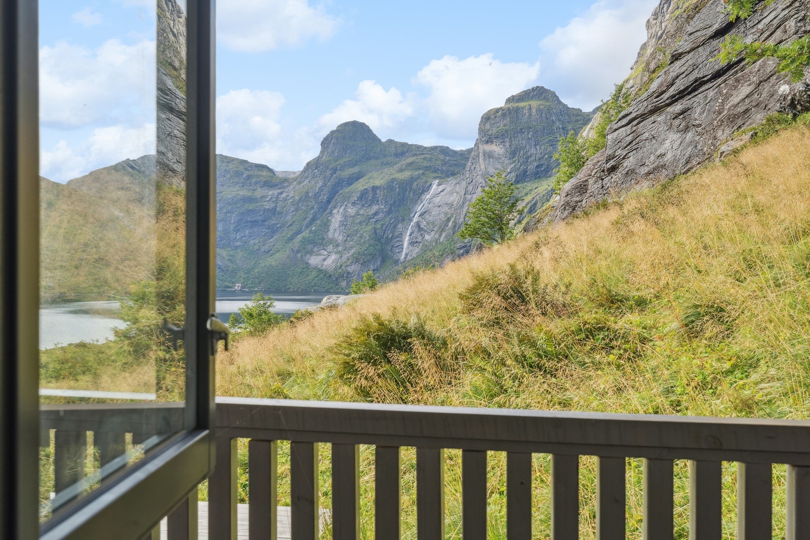 Utsikten fra hytta mot de mektige Lofotfjellene er en konstant påminnelse om den storslåtte naturen. Galleribilde