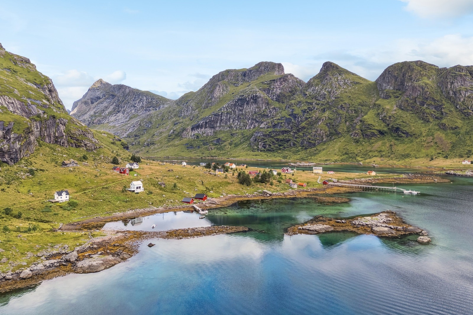 Reine, utgangspunktet for båten, tilbyr dagligvare, kafeer og restauranter. Galleribilde