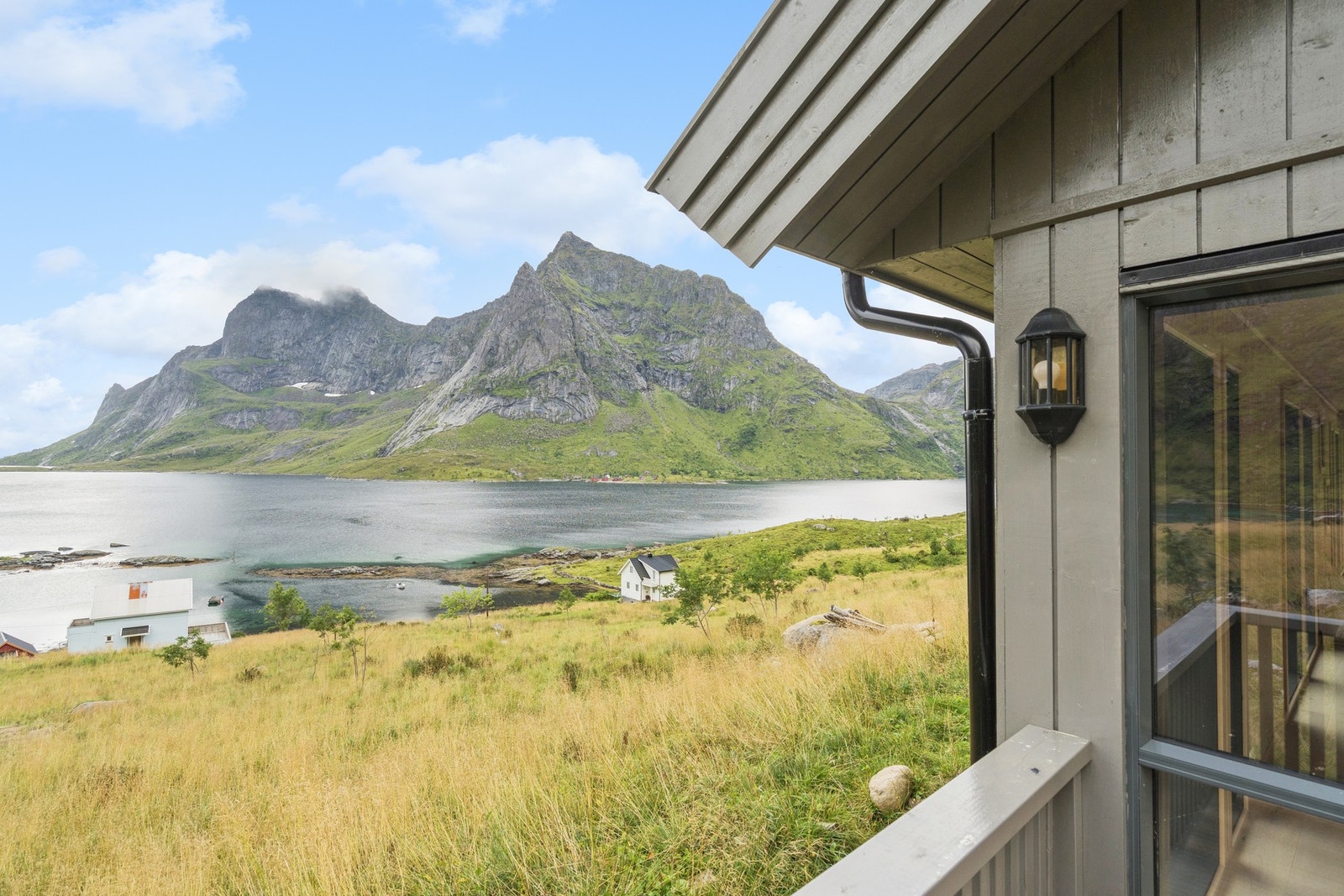 Fasaden har stående bordkledning, og takrenner og nedløp er i galvanisert stål. Galleribilde