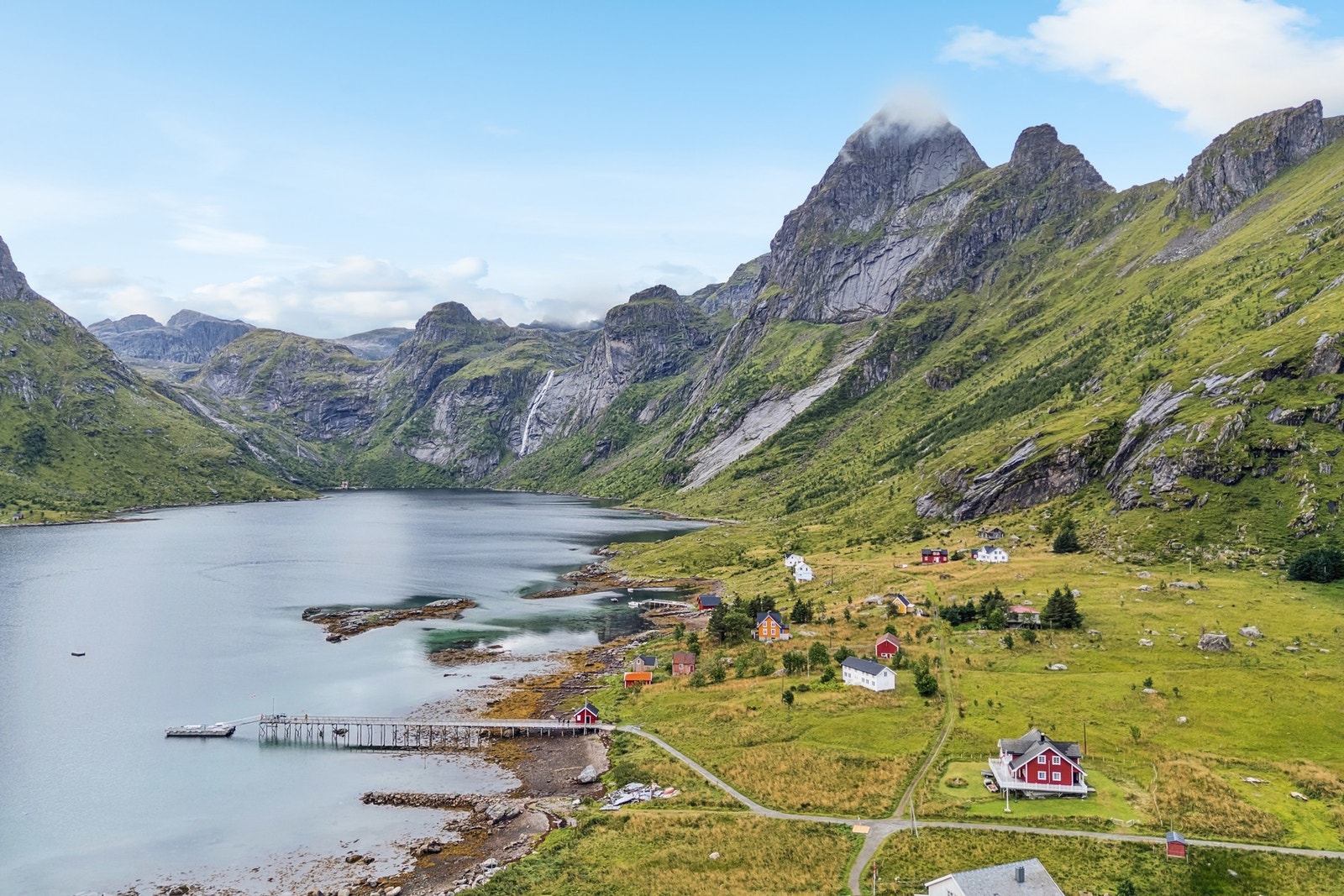 Fra Vindstad er det kort vei til en av Lofotens mest kjente turmål, den populære Bunesstranda. Galleribilde