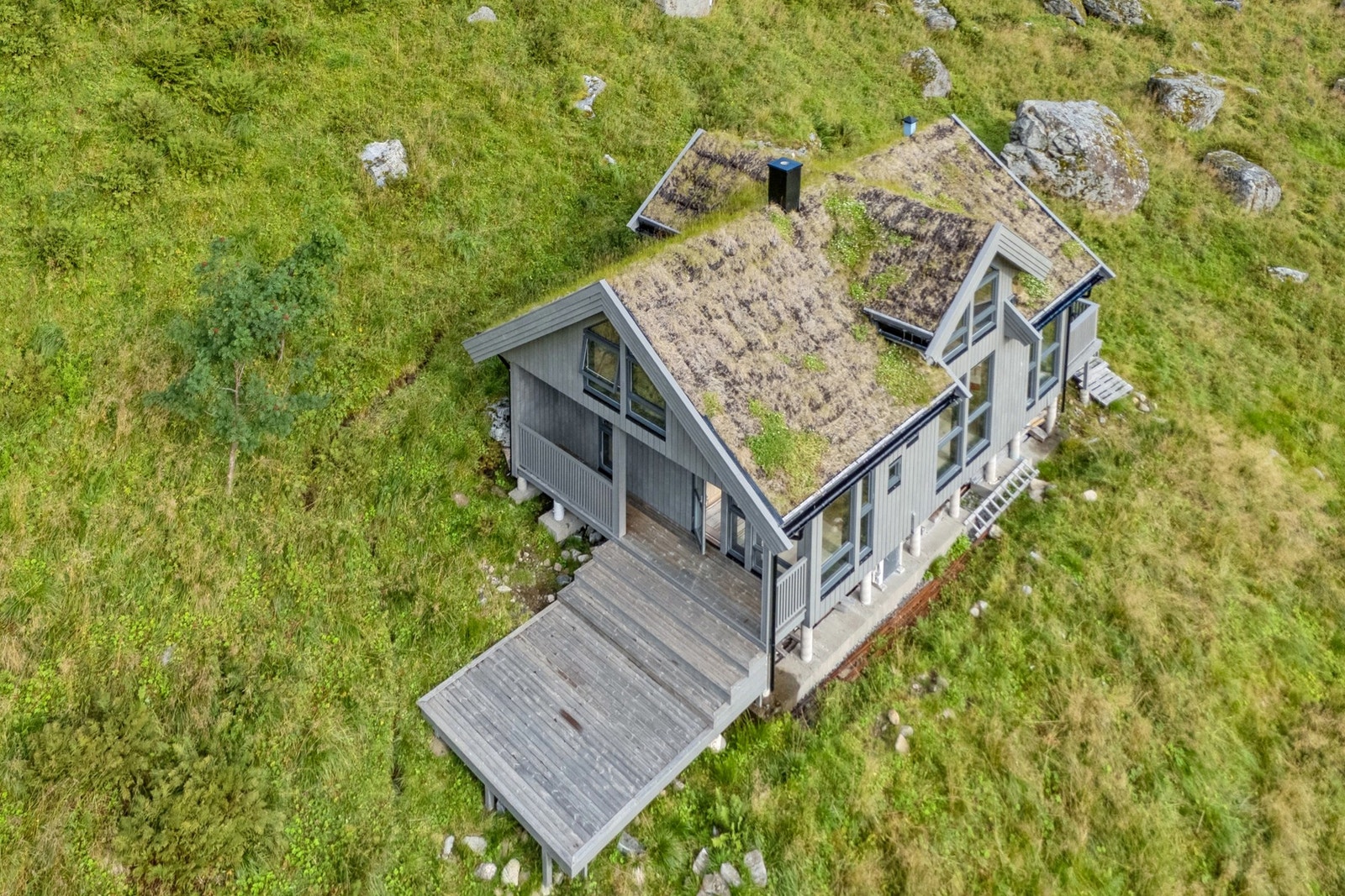 Hytta er fundamentert på betongsøyler, noe som gir et lett og svevende uttrykk i terrenget. Galleribilde