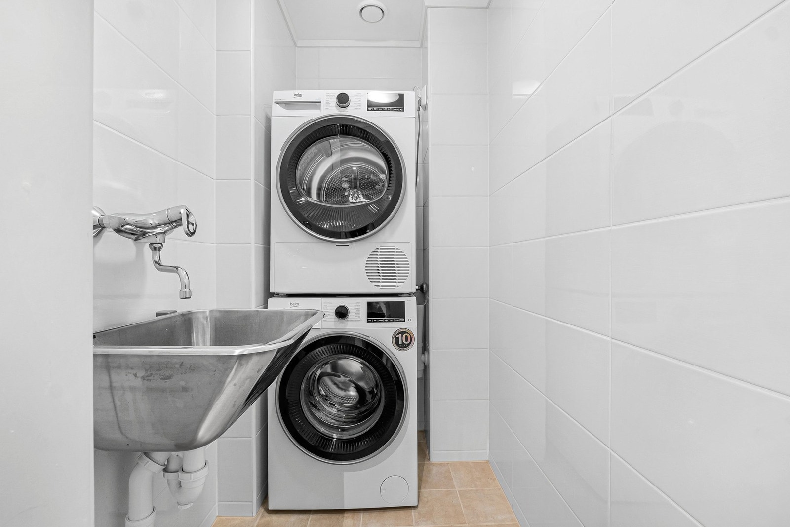 Badet har et eget lite avlukke med opplegg for vaskemaskin, tørketrommel og utslagsvask. Galleribilde