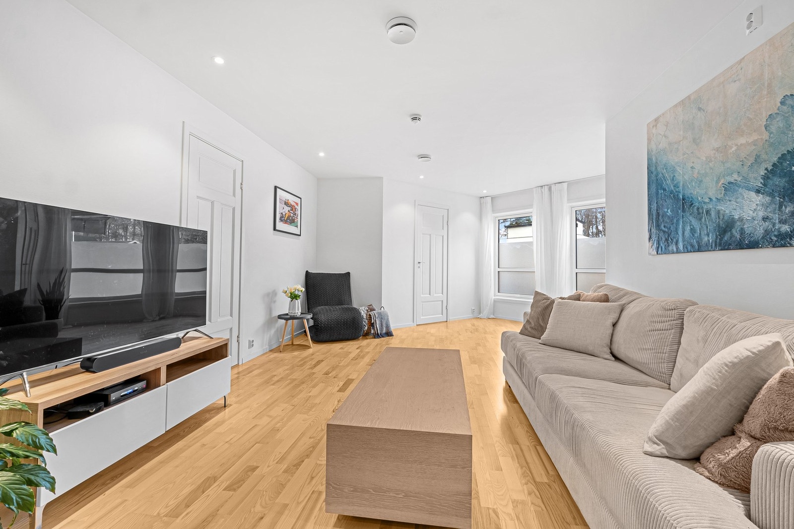 Stor og gjennomgående 3-roms leilighet på hele 97m² i populære Rensåsparken Borettslag. Galleribilde