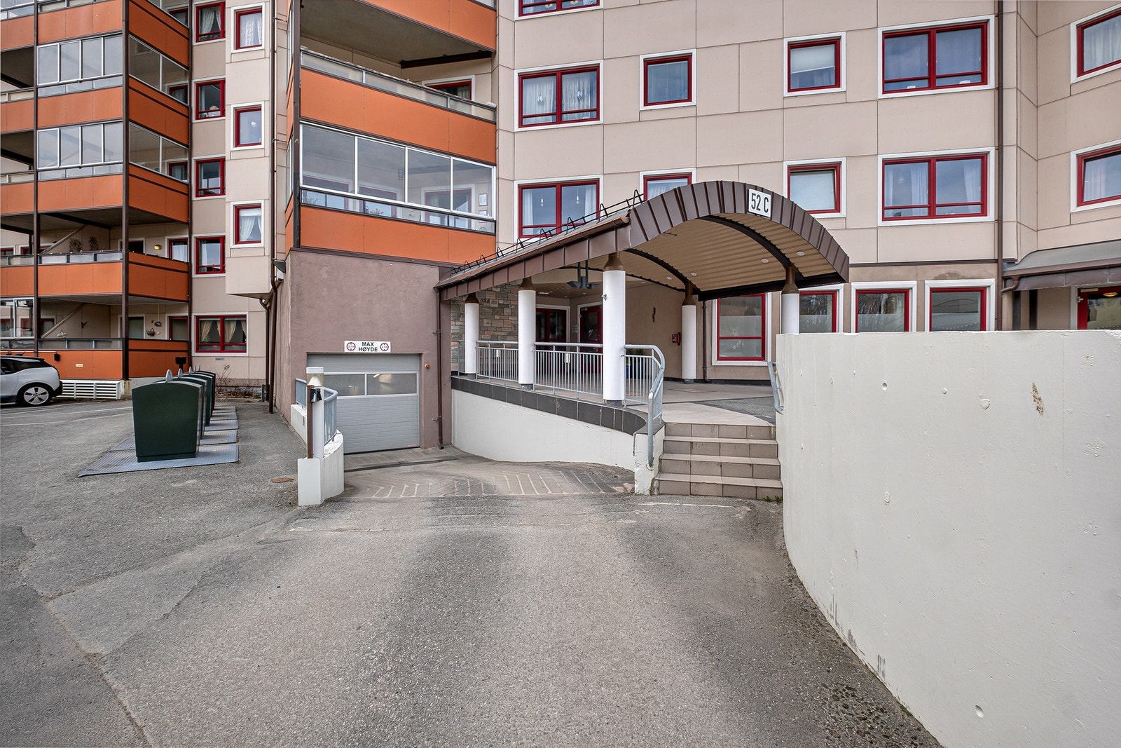 Det medfølger fast parkeringsplass i garasjeanlegg, og det er heis i bygget. Galleribilde