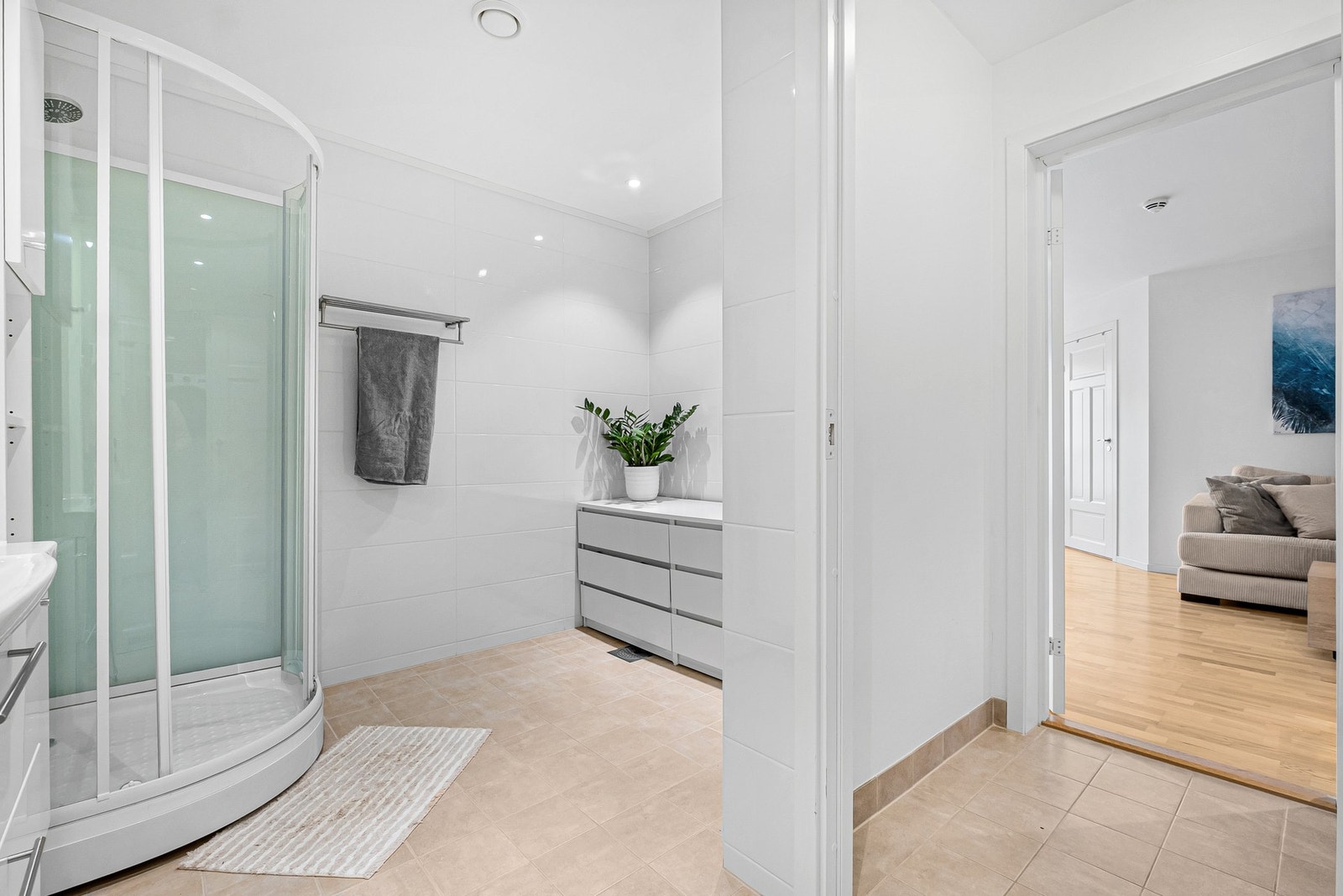 Romslig, flislagt bad med elektriske varmekabler i gulv. Galleribilde