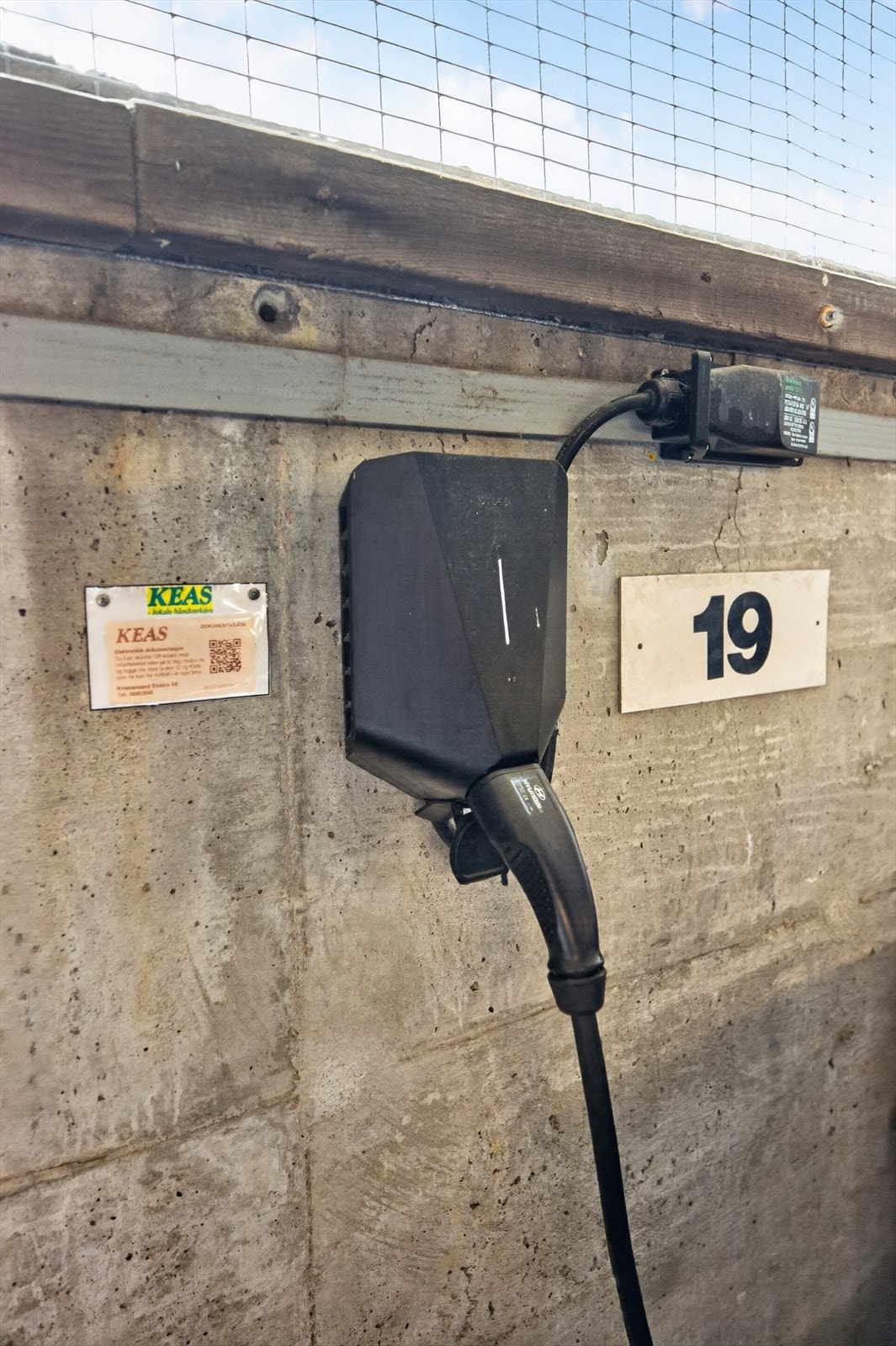 Leiligheten disponerer plass nr 19 hvor det er installert el-billader Galleribilde