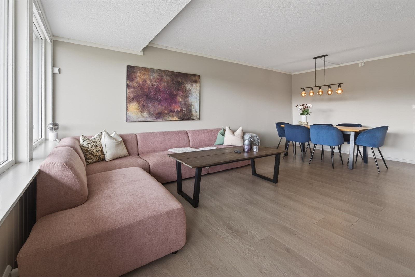 Det er god plass til sofa, spisebord og annet tilhørende møblement i stue Galleribilde