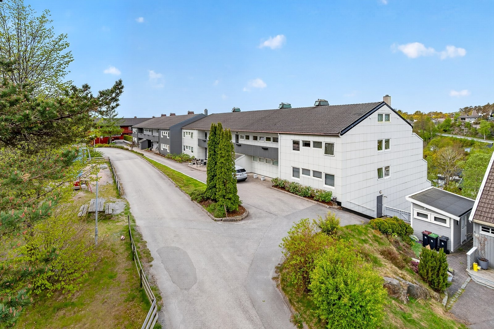 Fra eiendommen er det kort avstand til dagligvarebutikk Extra Vardås, bussholdeplass, idrettsplass, skole og barnehage Galleribilde