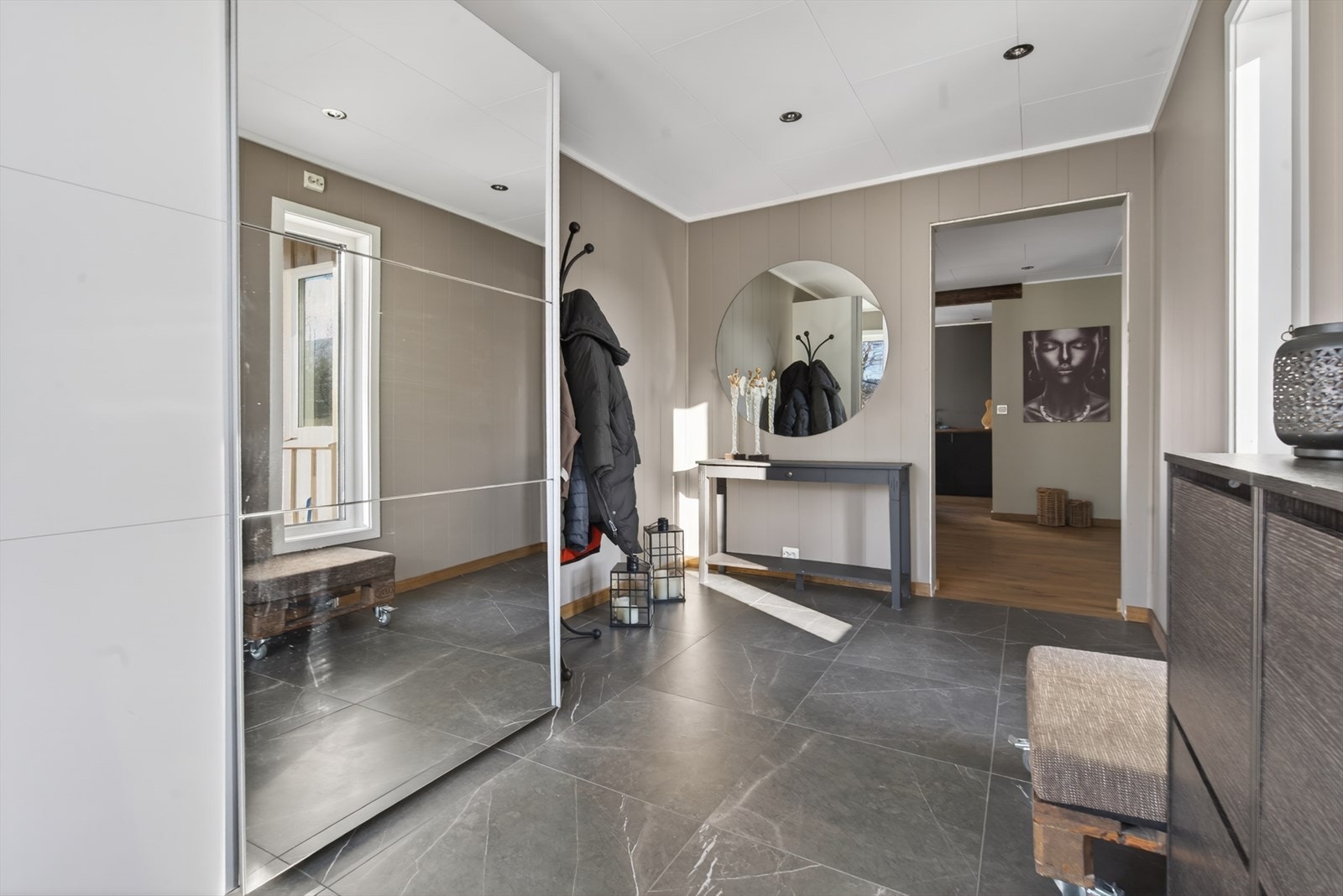 Lys og innbydende entré med moderne detaljer og god plass til oppbevaring. Perfekt for å ønske gjester velkommen. Galleribilde