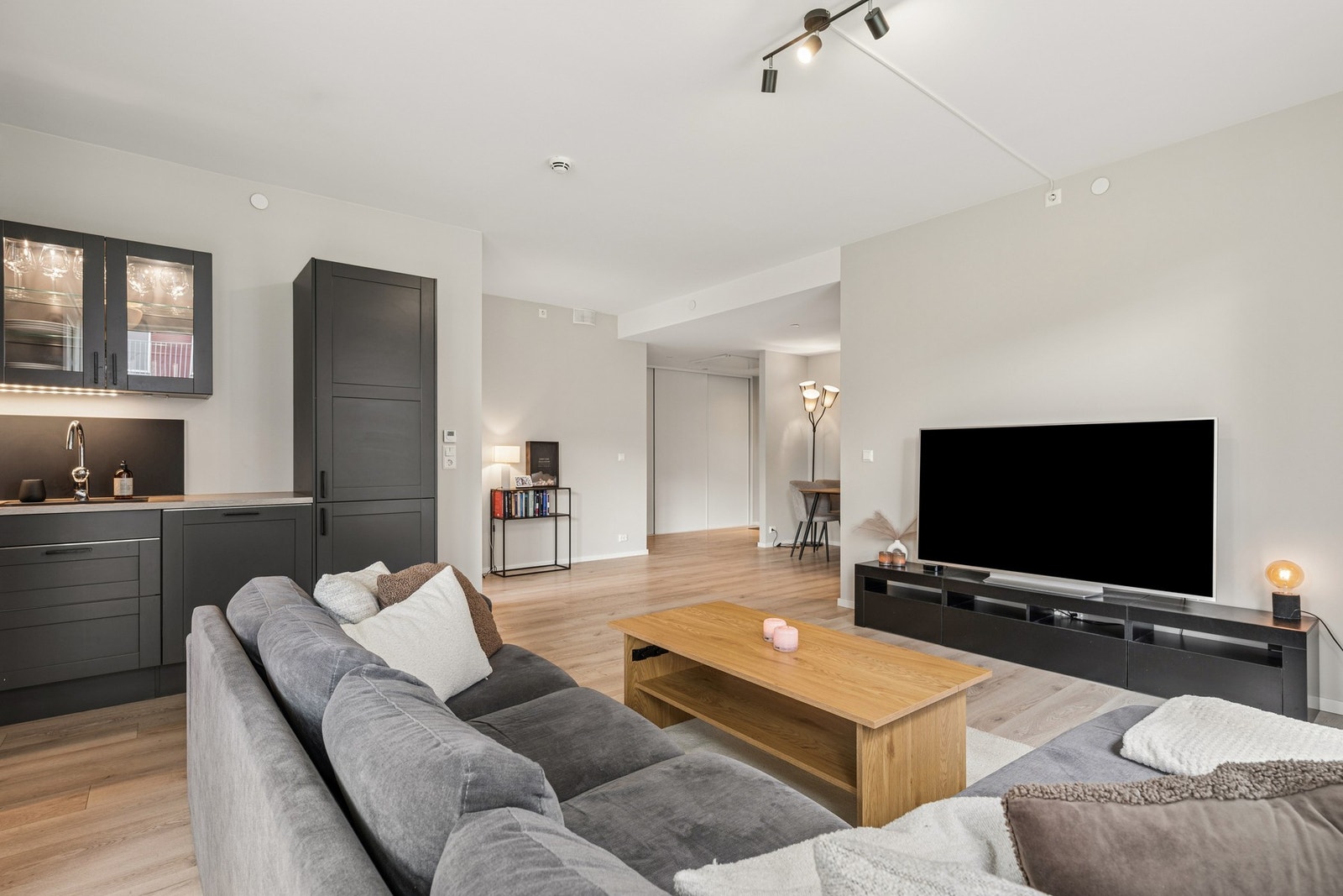 Lys og luftig stue med god plass til sofa og annet møblement. Galleribilde