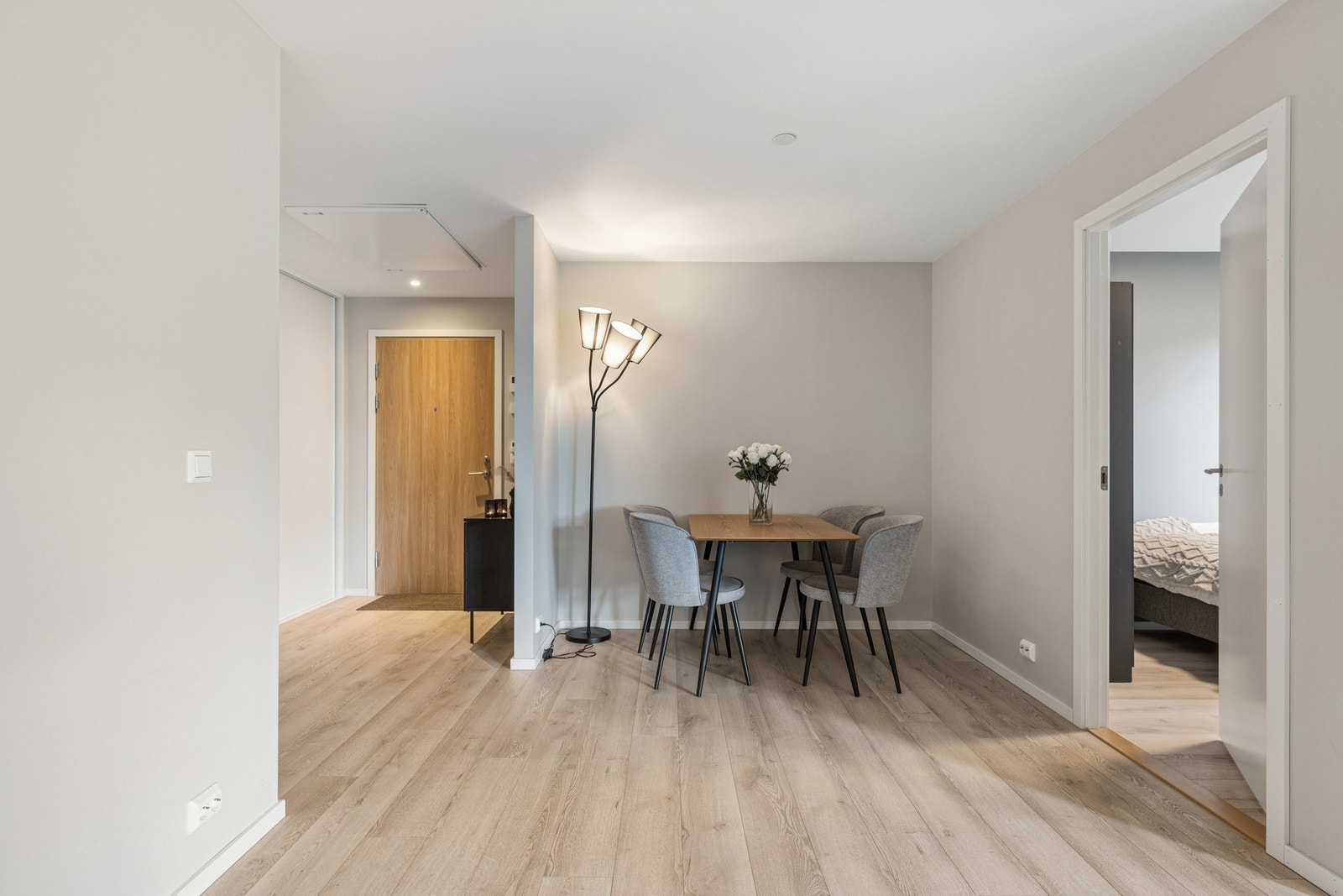 I tilknytning kjøkken og stue er det fin plass til spisestue. Galleribilde