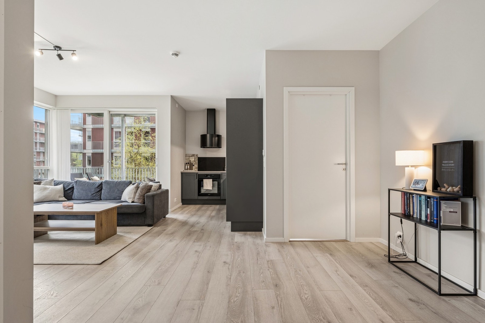 Videre kommer du til kjøkkenet og stuen som ligger i moderne åpen løsning. Galleribilde