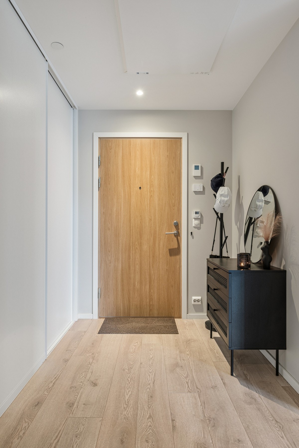 Velkommen inn - lys entré med dørcallingsystem og stor skyvedørsgarderobe. Galleribilde