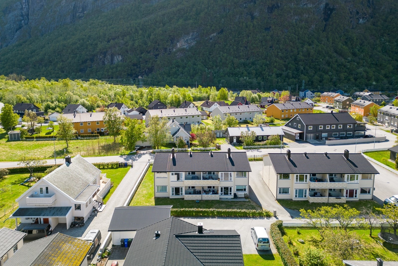 Bygningen har saltak og vegger av bindingsverk med utvendig liggende kledning. Galleribilde