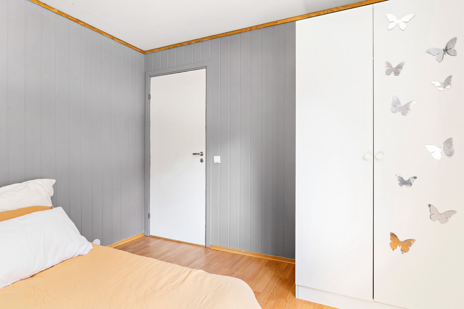 Det er plass til garderobeskap og enkel innredning i rommet. Galleribilde