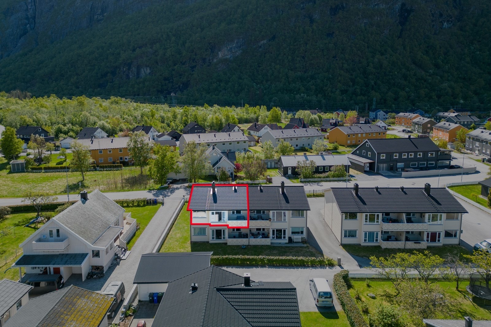 Leiligheten har adkomst via en offentlig vei og ligger i et regulert område. Galleribilde