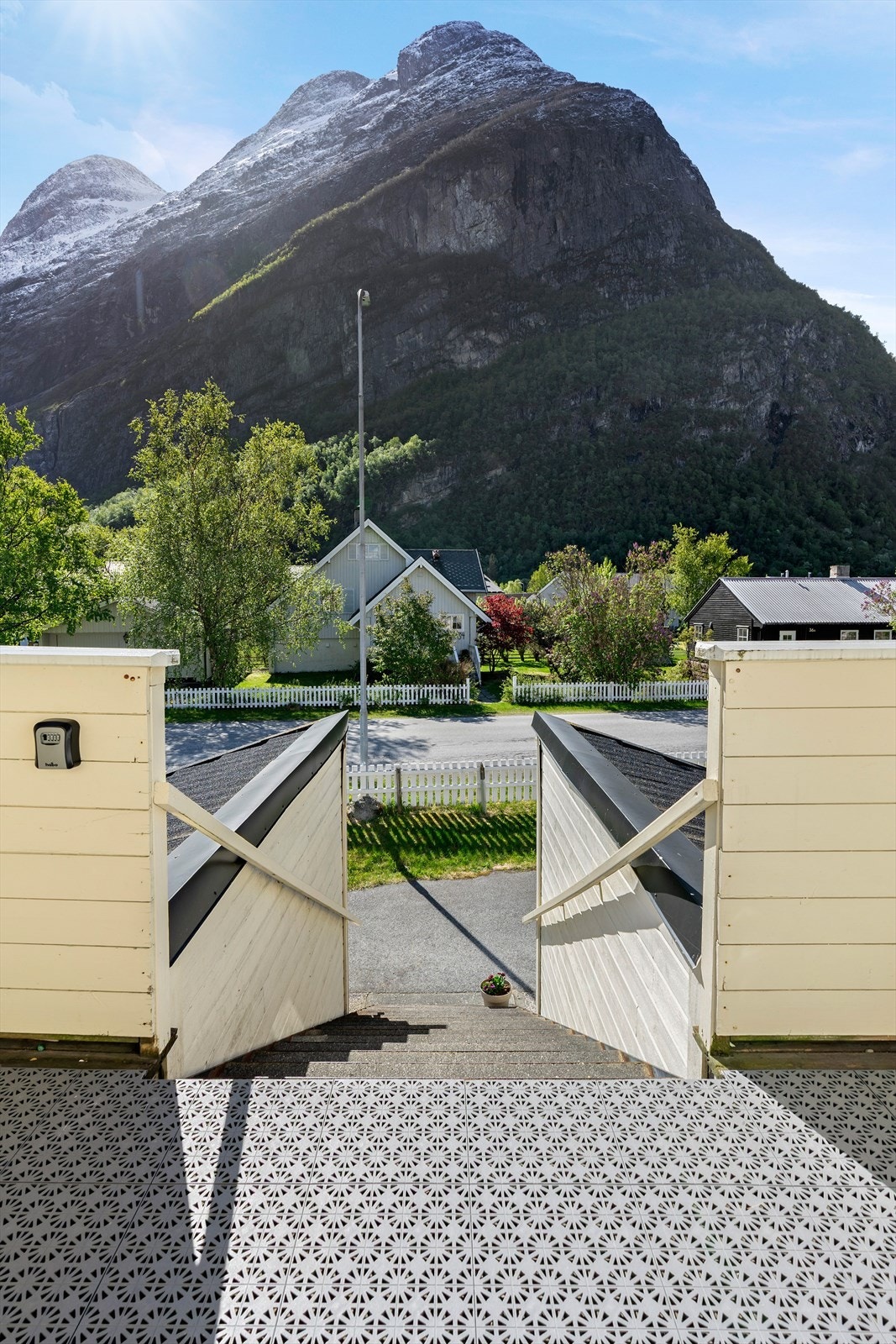Utsikt mot et naturskjønt område med fjell og grønne omgivelser, her er det fint å ta morgenkaffen Galleribilde