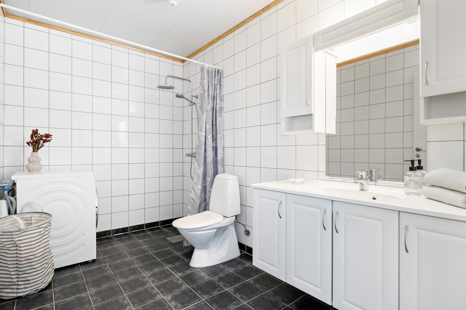 Badet har flislagte gulv og vegger med elektriske varmekabler i gulvet. Galleribilde