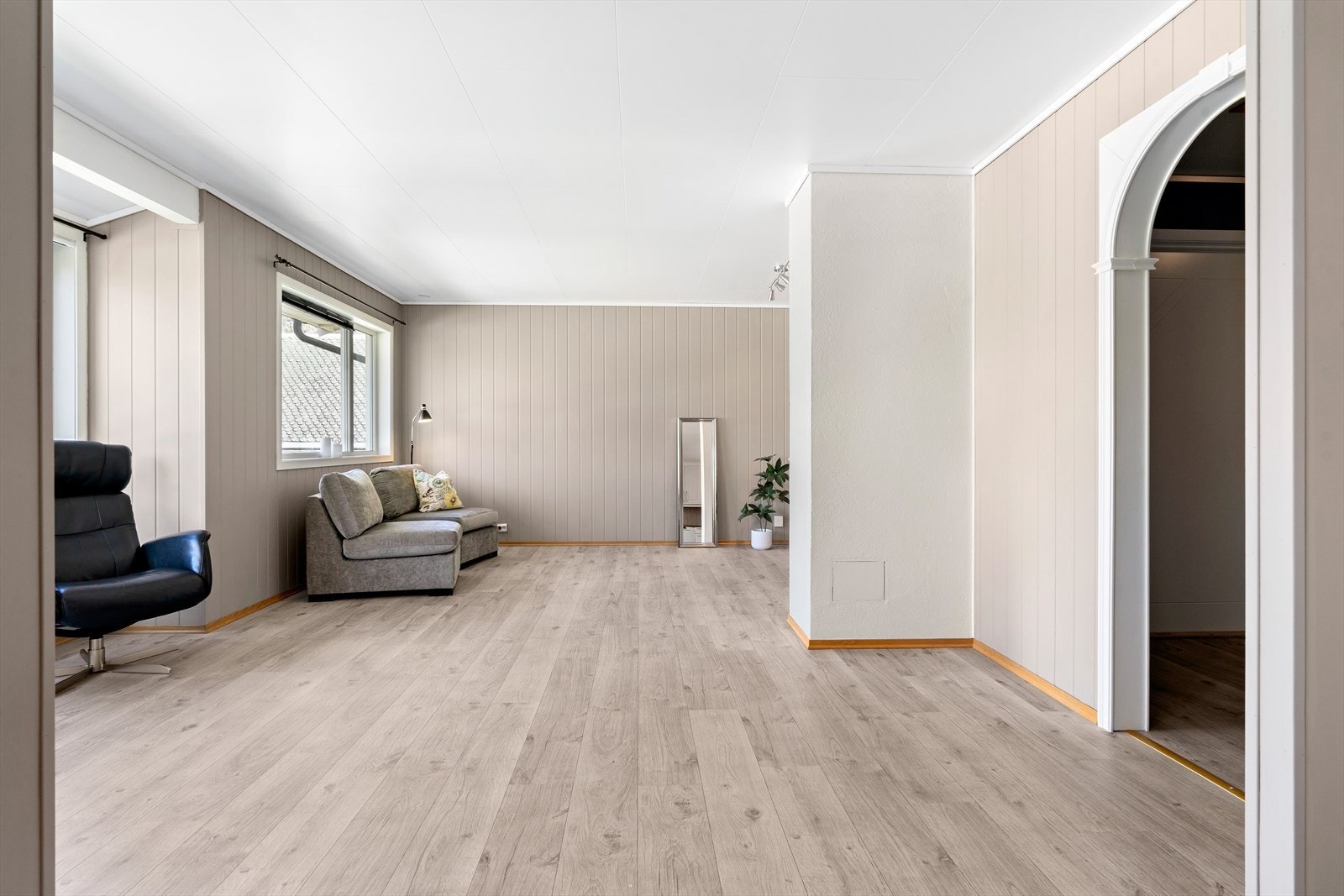 Åpen løsning gir god forbindelse mellom stue og entré. Galleribilde
