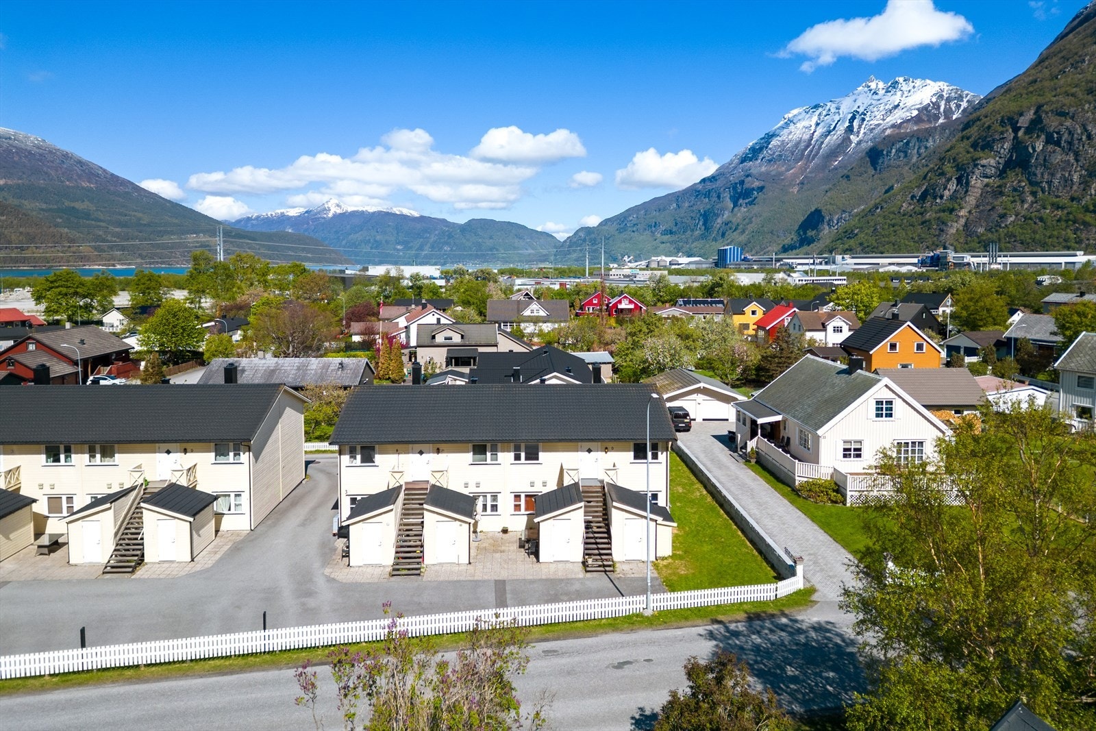 Eiendommen har en flat tomt og er opparbeidet med plen og asfalterte parkeringsområder. Galleribilde