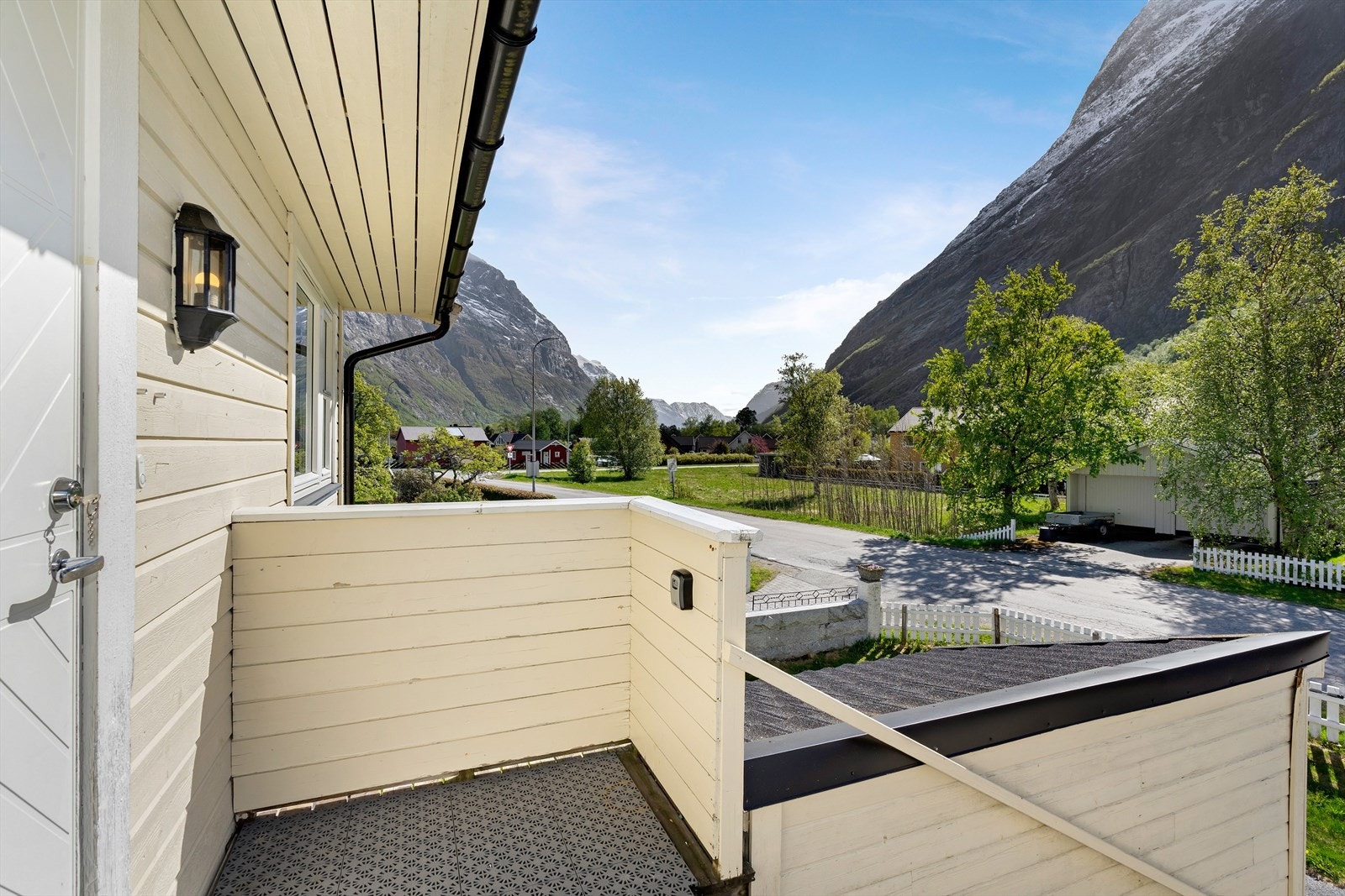 Balkongen har tett rekkverk i liggende kledning Galleribilde