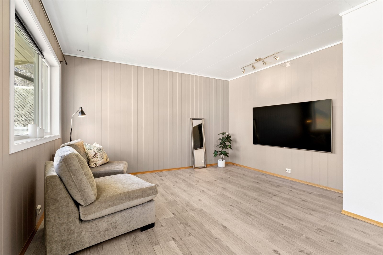 Plass til sofagruppe og mediemøbler gir et praktisk oppholdsrom. Galleribilde