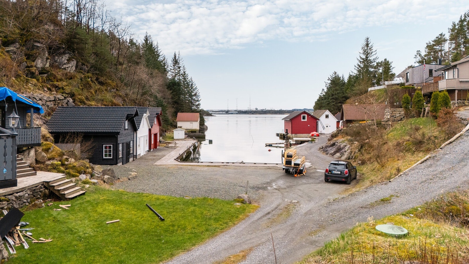 Hytten ligger rett ved Juvika. Her har du også rettighet til båtplass. Galleribilde