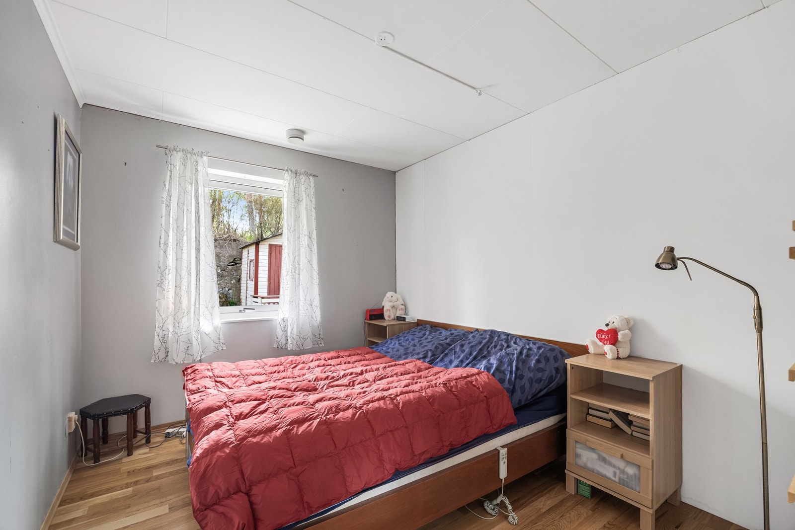 Soverom 1 i 1.etg | God plass til dobbeltseng Galleribilde
