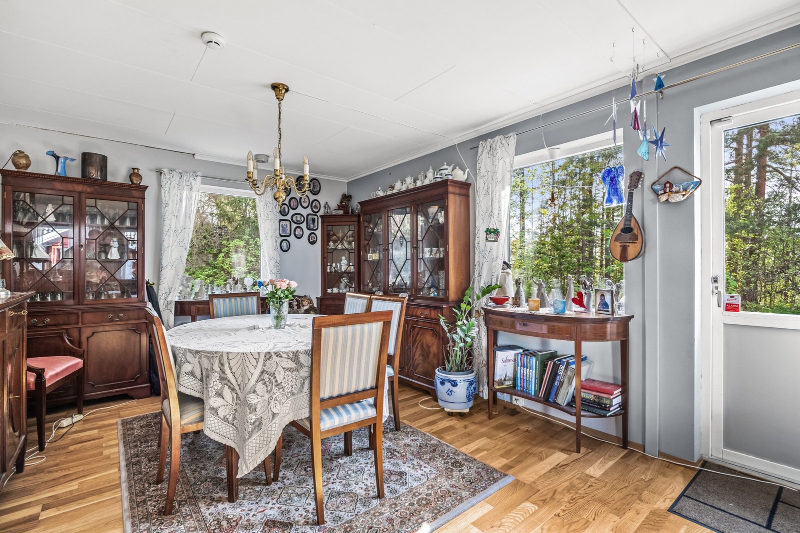 Fra stuen er det utgang til terrassen Galleribilde
