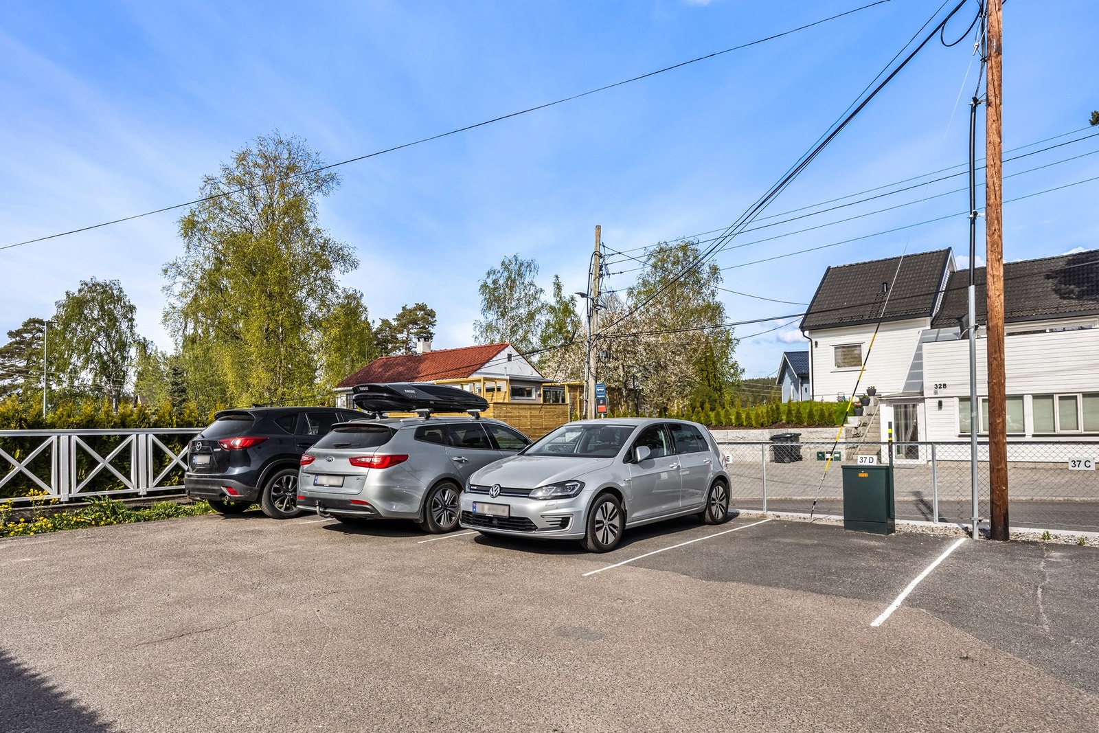 Biloppstillingsplass som medfølger er der VW
Golfen står | I tillegg er det en gjesteparkeringsplass for realsameiet på gårdsplassen der Galleribilde