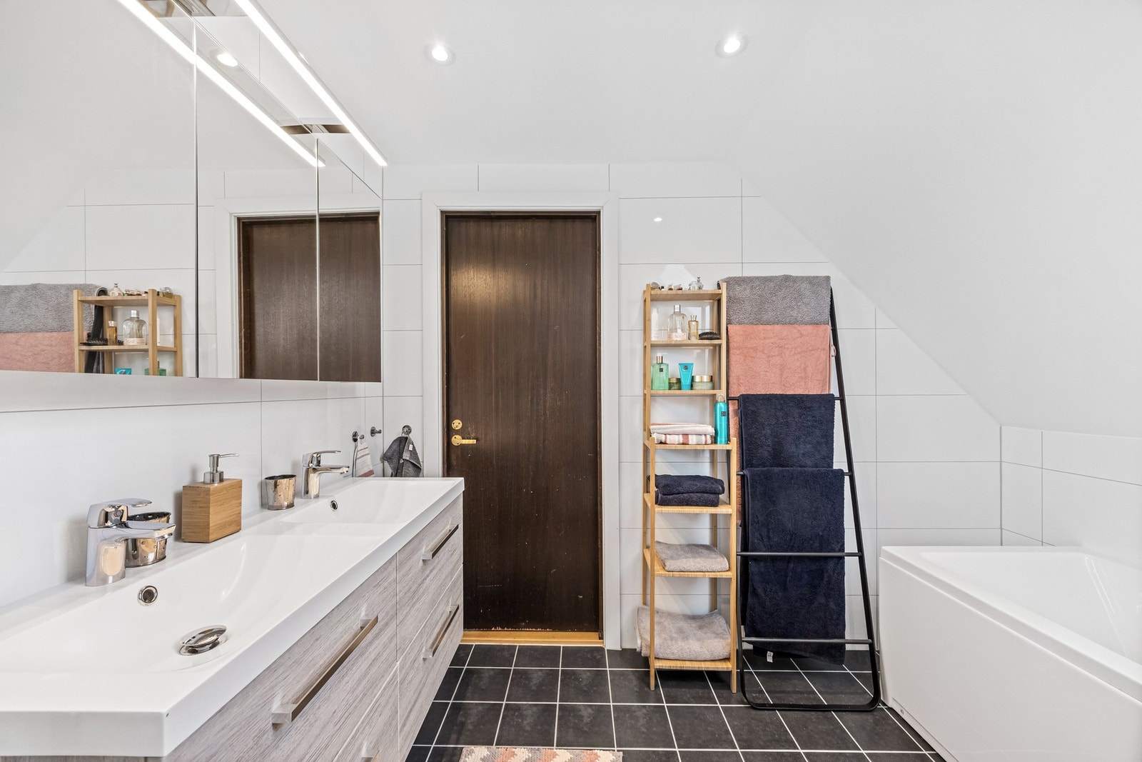 Dobbelservant, speilskap, downlights og gulvvarme Galleribilde