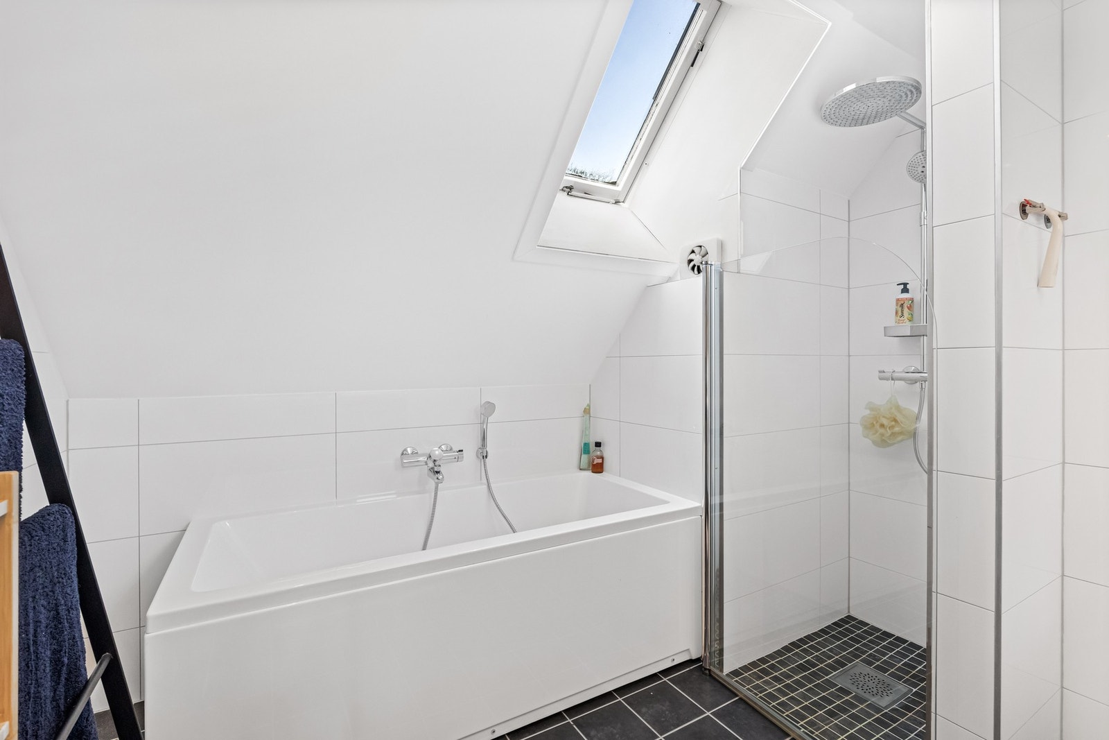 Romslig bad med både badekar og dusj Galleribilde