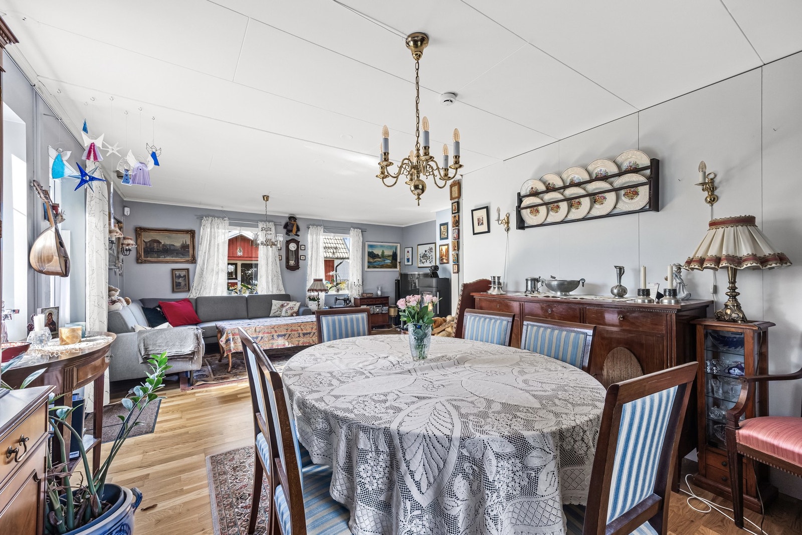 God plass til spisebord i stuen Galleribilde