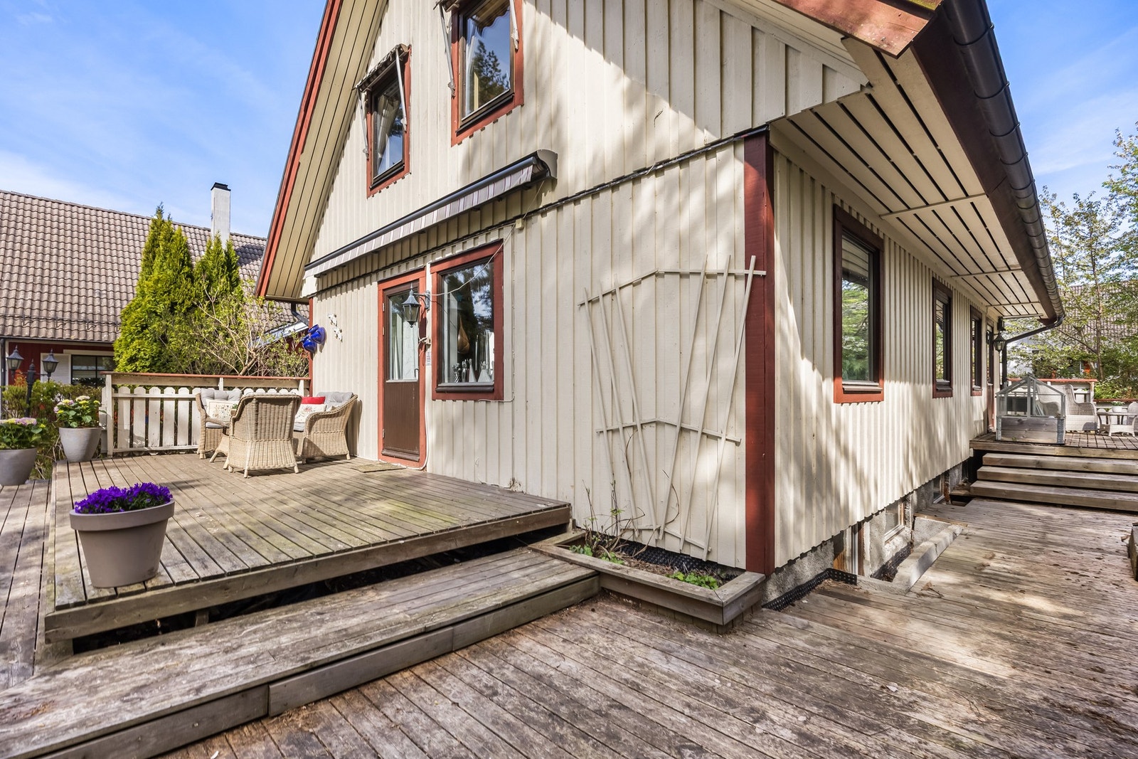 Syd-/vestvendt, solrik terrasse på 60 m² | Terrassen strekker seg på syd og vestsiden av huset Galleribilde