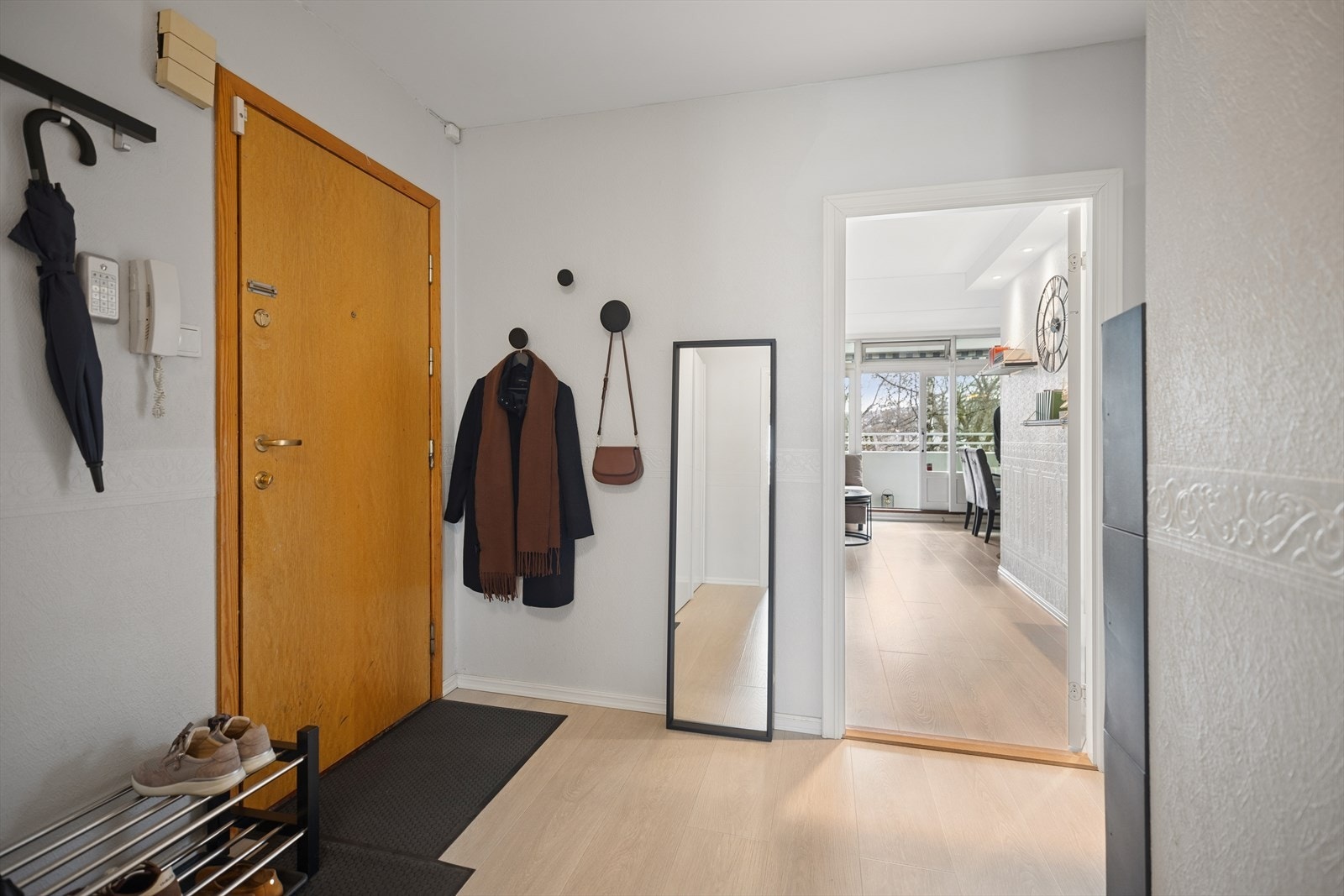 Praktisk skyvedørsgarderobe med høyglansfronter gir gode oppbevaringsmuligheter og bidrar til en ryddig og funksjonell løsning. Galleribilde