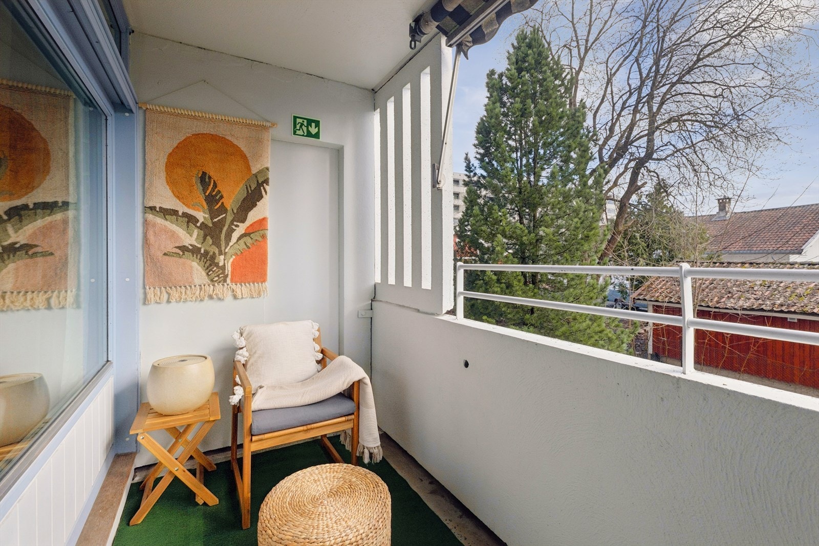 Sydvendt balkong på ca. 8 m² med gode solforhold og hyggelig utsyn mot grønne omgivelser. Galleribilde